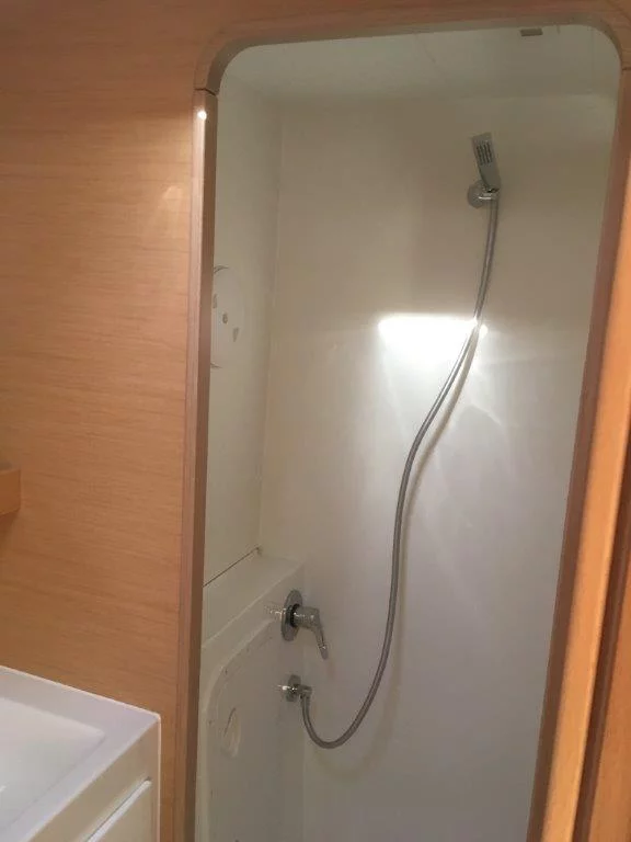 Lagoon 42 (Martine) Shower - 23