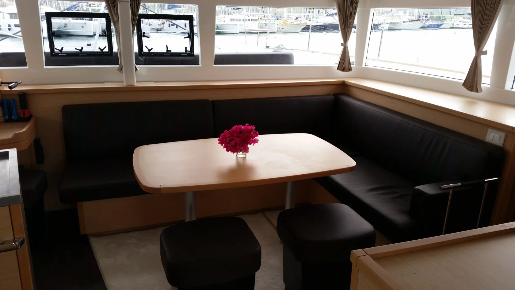 Lagoon 450 SporTop (Maui) Salon - 14