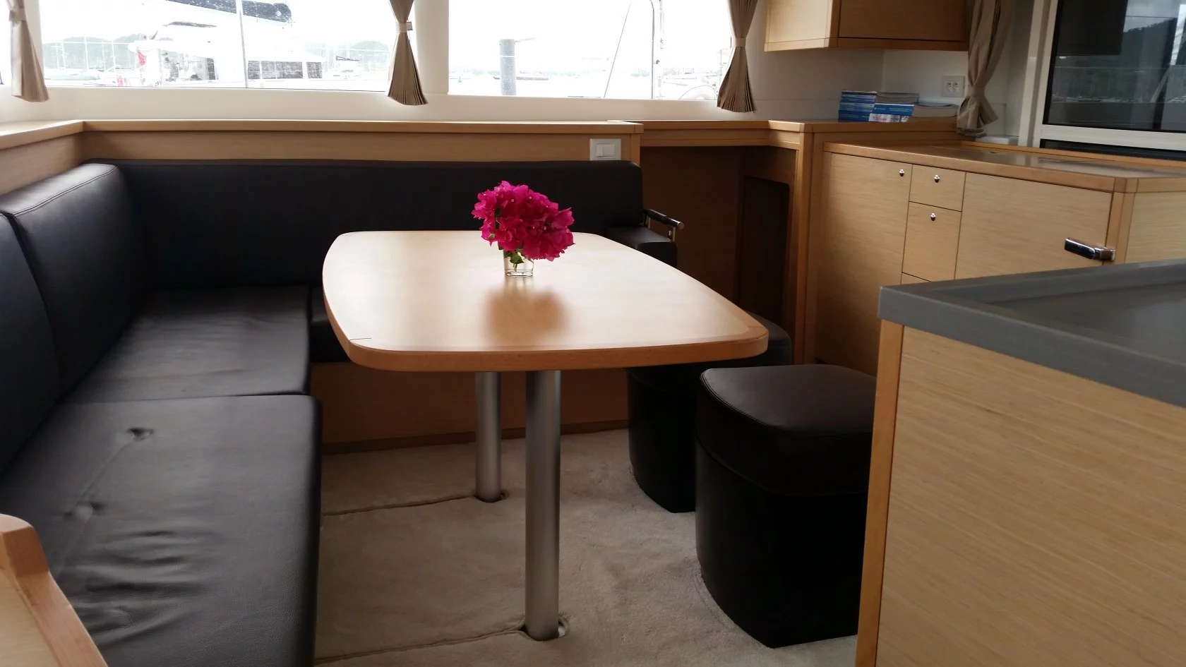 Lagoon 450 SporTop (Maui) Salon 2 - 6