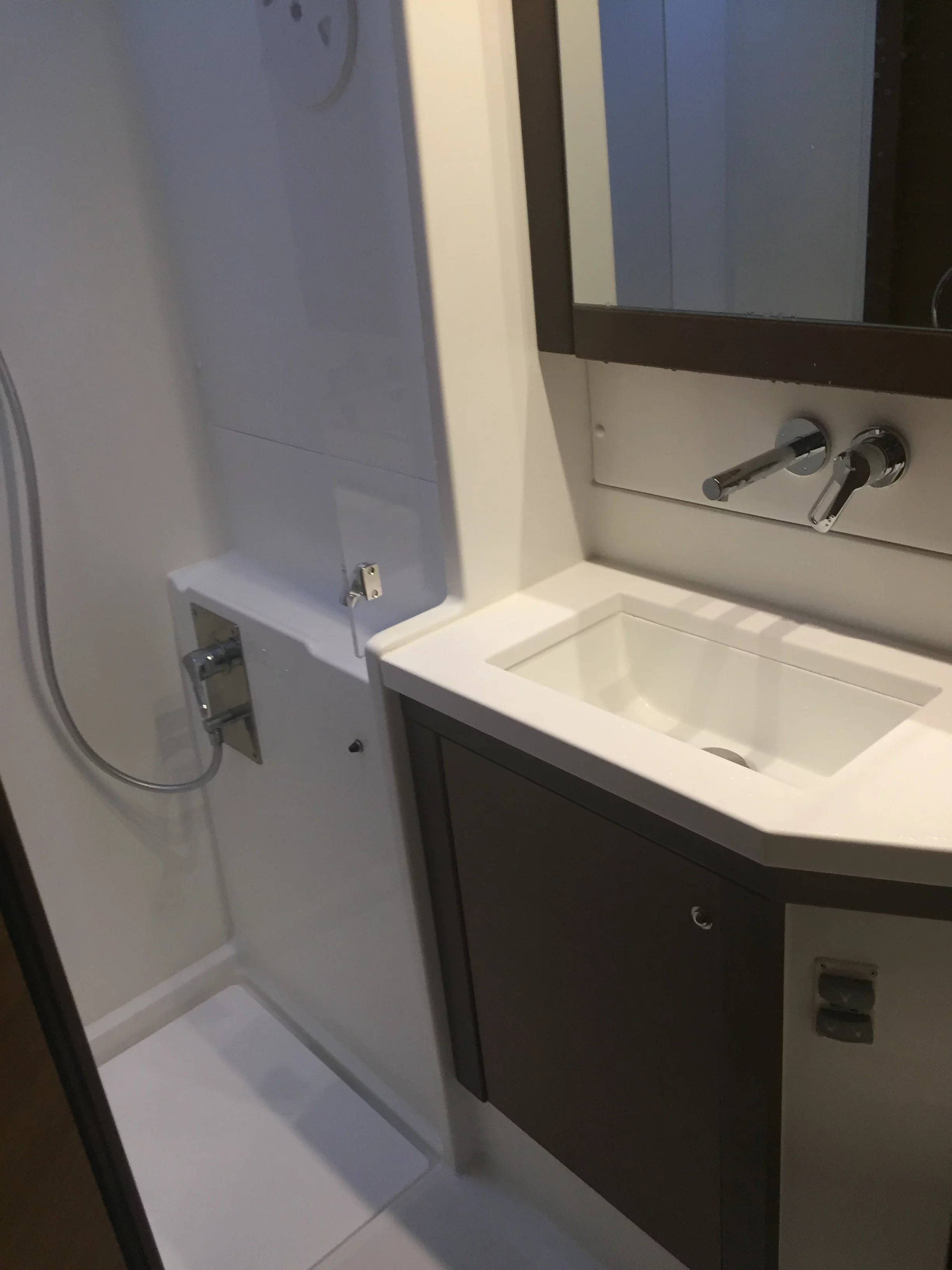 Lagoon 450 SporTop (Toja) Bath / toilet 2 - 12