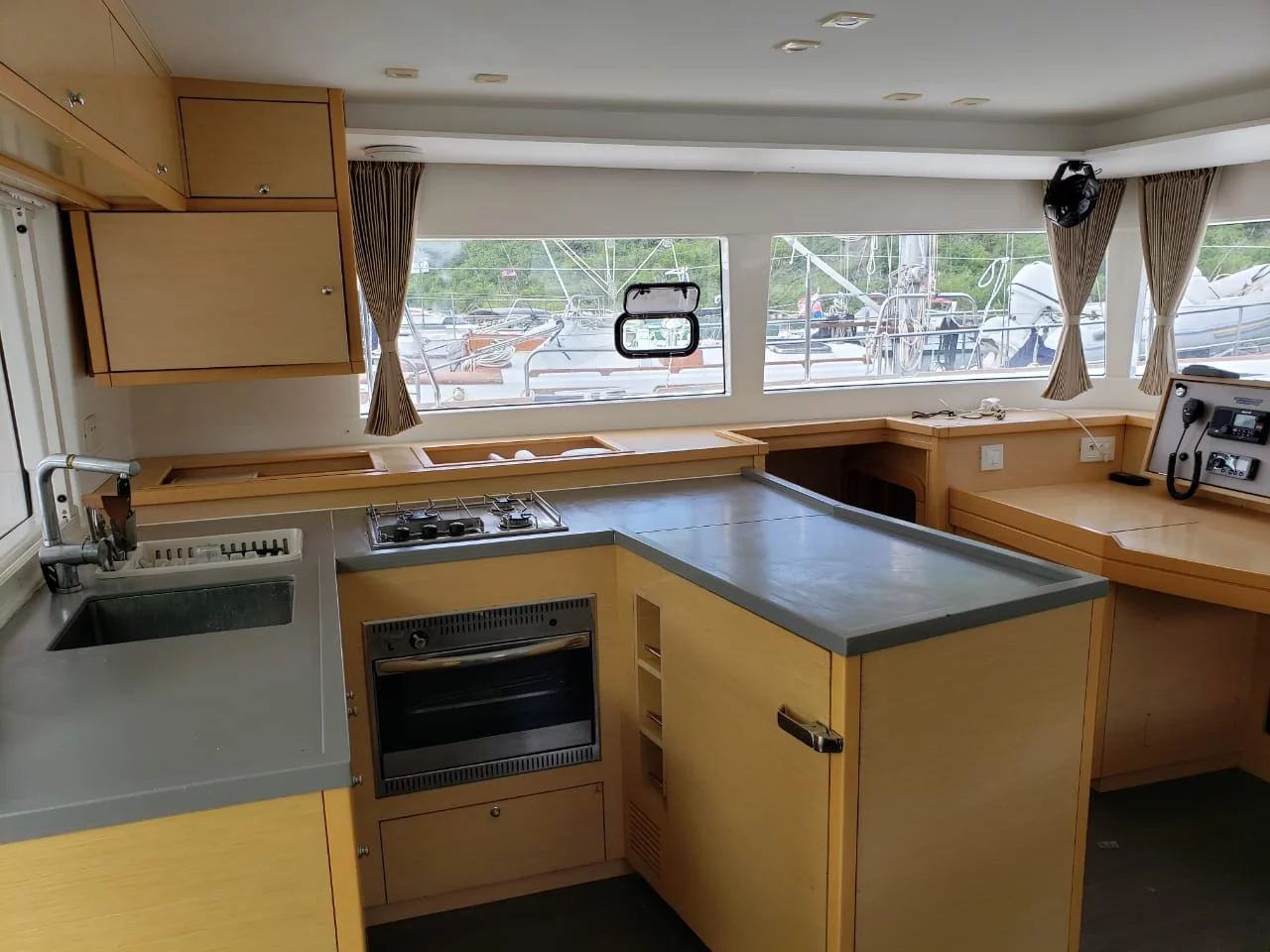 Lagoon 450 SporTop (Belle) Kitchen 1 - 17