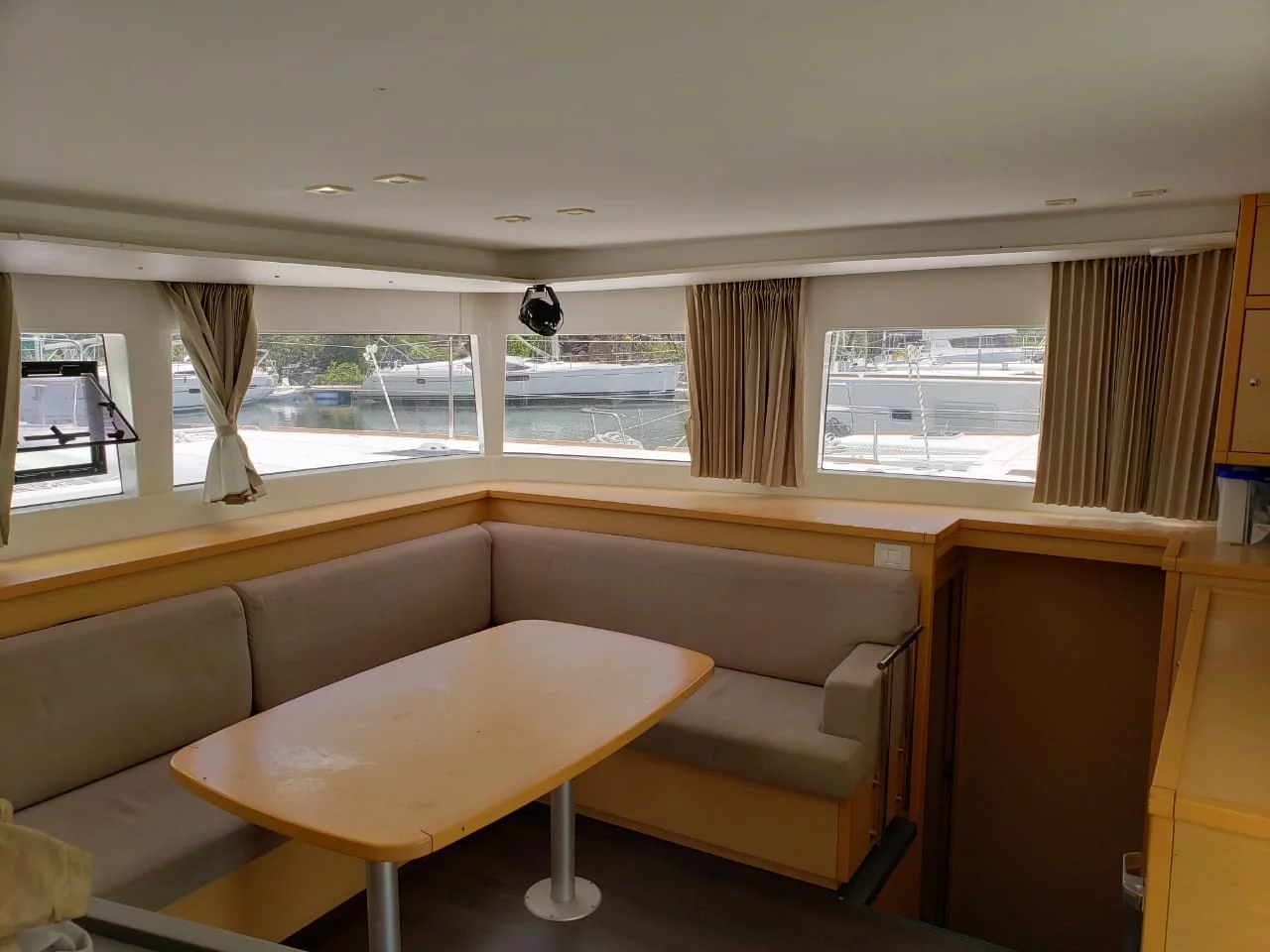 Lagoon 450 SporTop (Belle) Salon 1 - 2