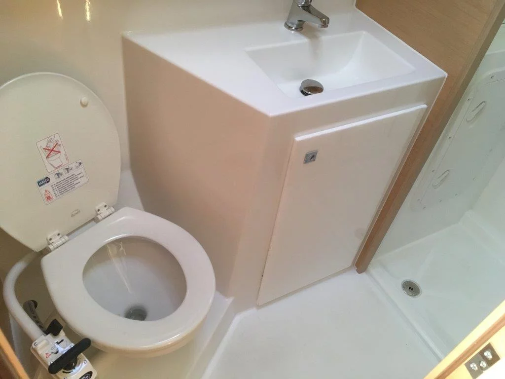 Lagoon 42 (Uiara) Toilet/Sink - 15