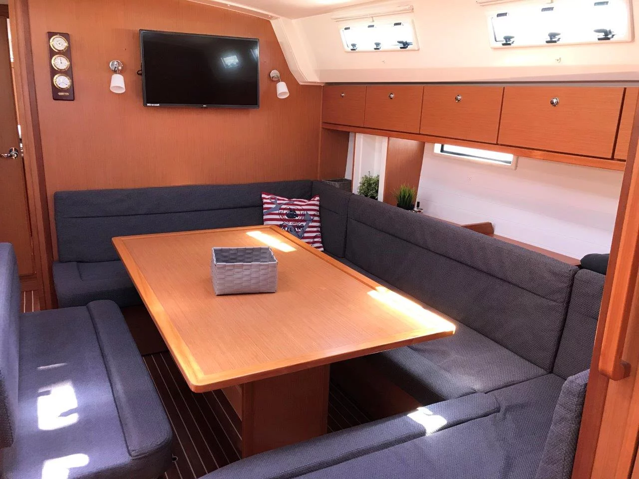 Bavaria 50 Cruiser (Juniper)  - 33