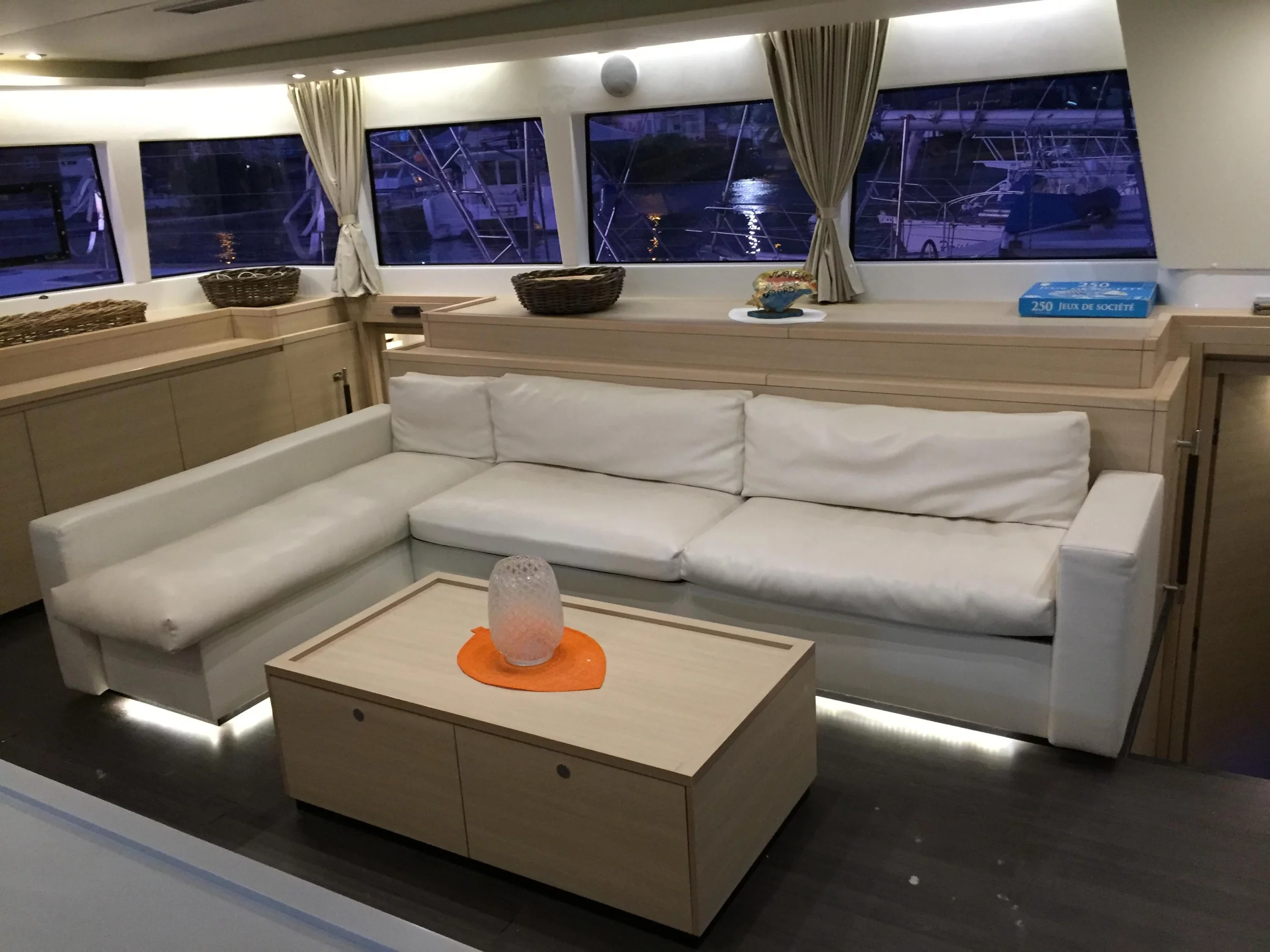 Lagoon 620 (Marlena) Lounge / Salon - 11