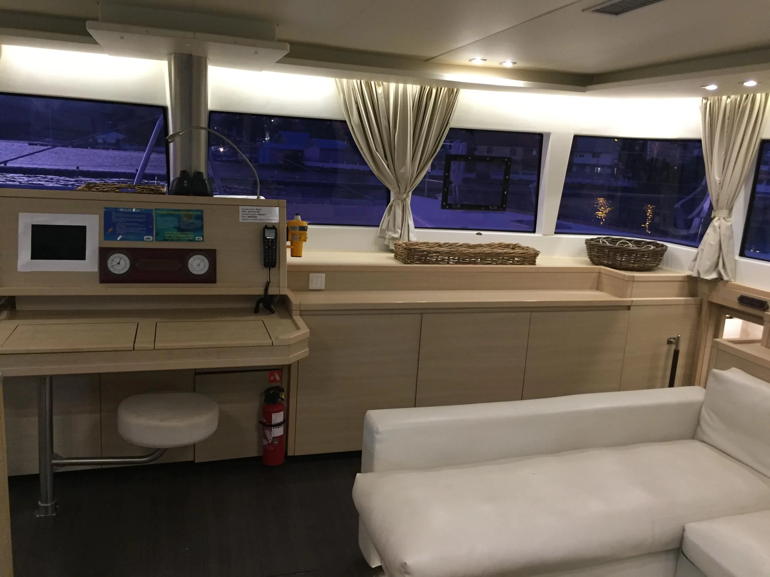 Lagoon 620 (Marlena) Salon / Navigation - 29