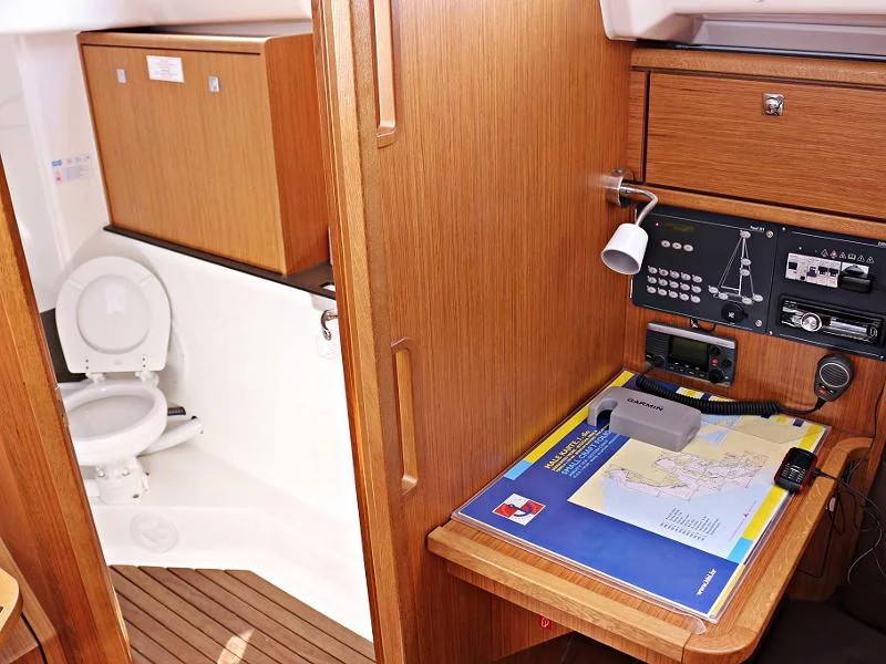 BAVARIA C 33 (MIRELLA) Interior images - 9