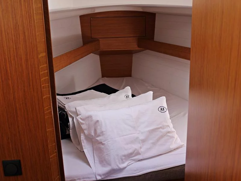 BAVARIA C 33 (MIRELLA) Interior images - 8