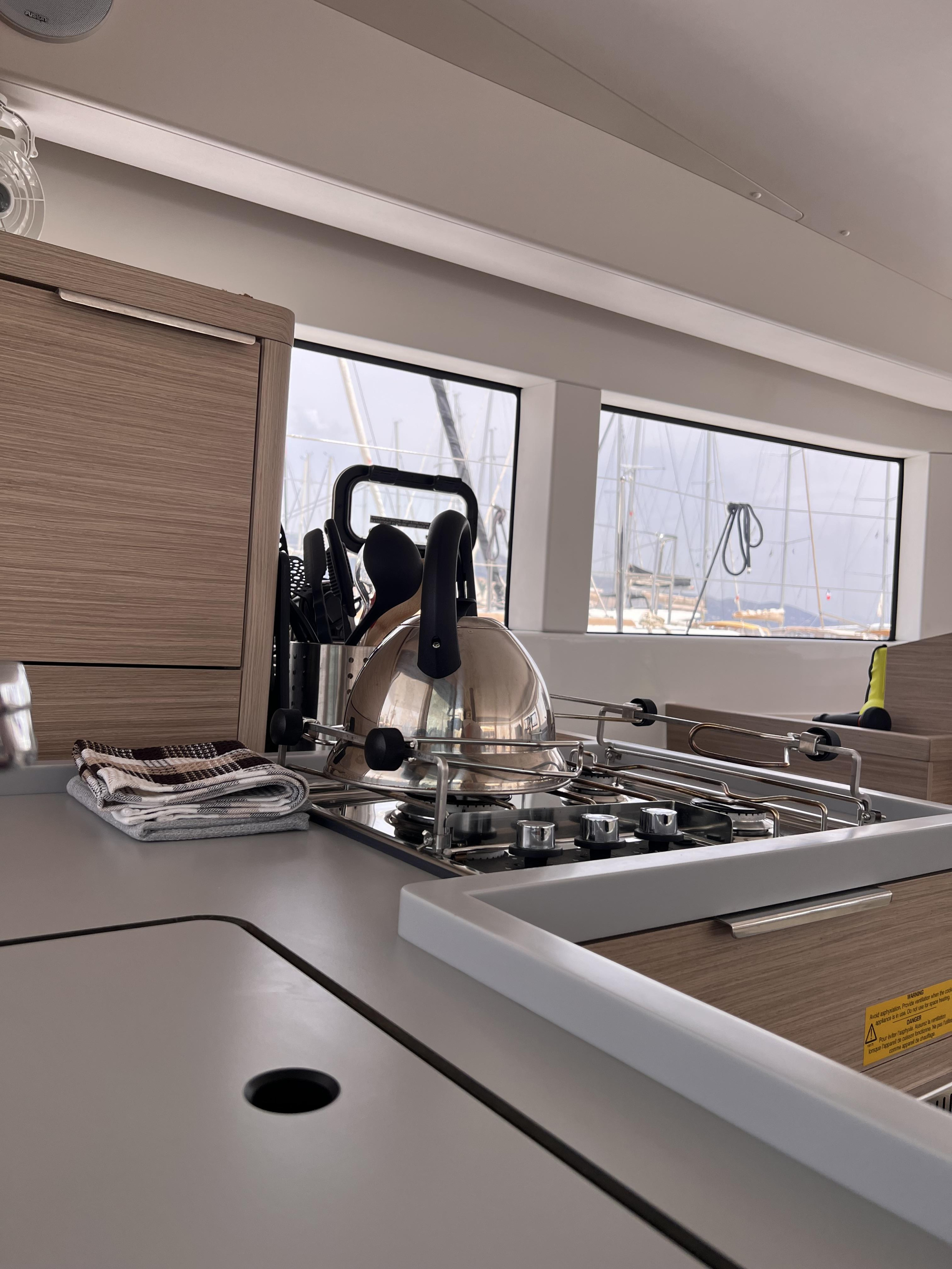 Lagoon 40 — photo 2