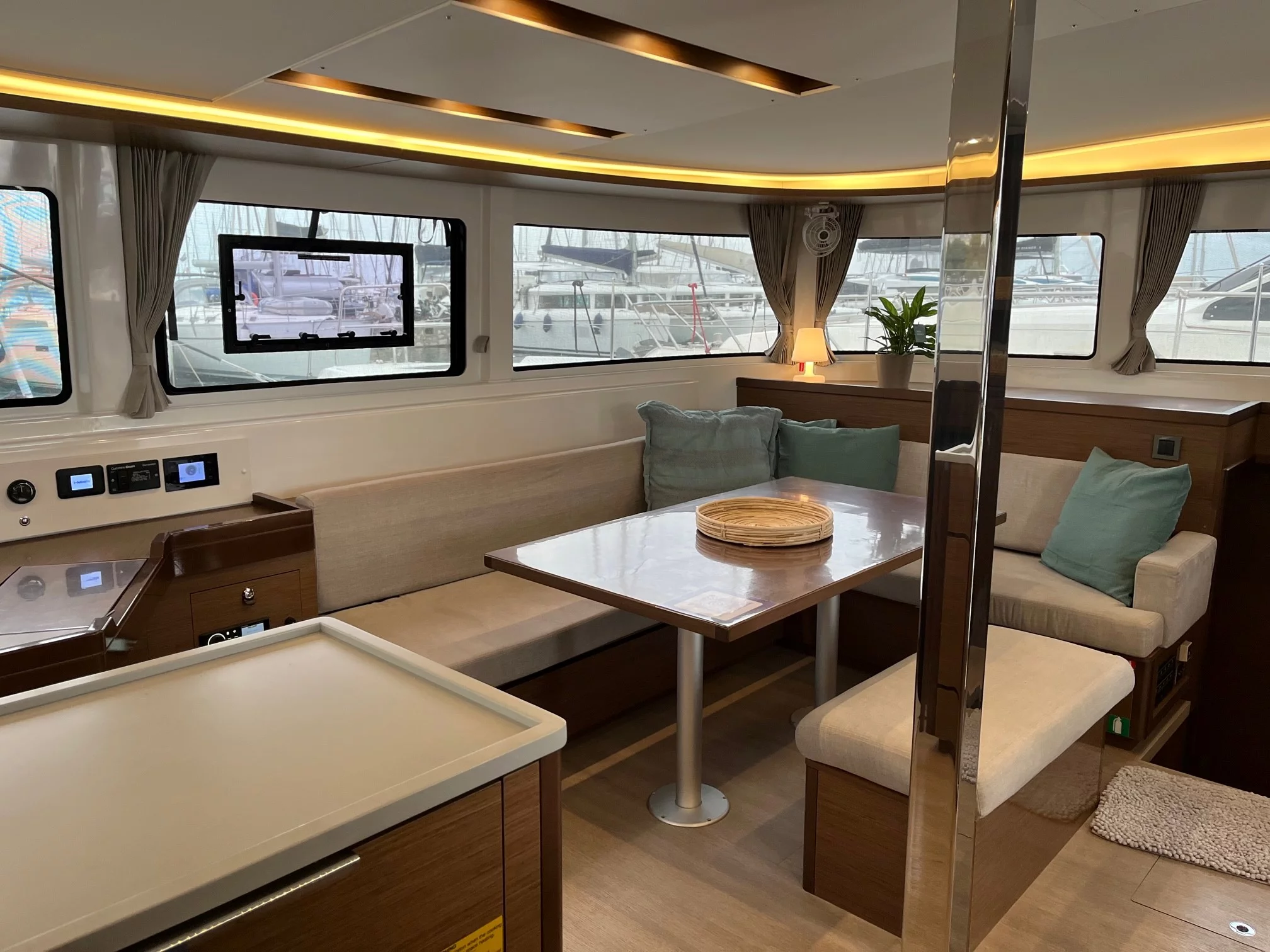 Lagoon 46 (WHITE PEARL) Interior image - 16