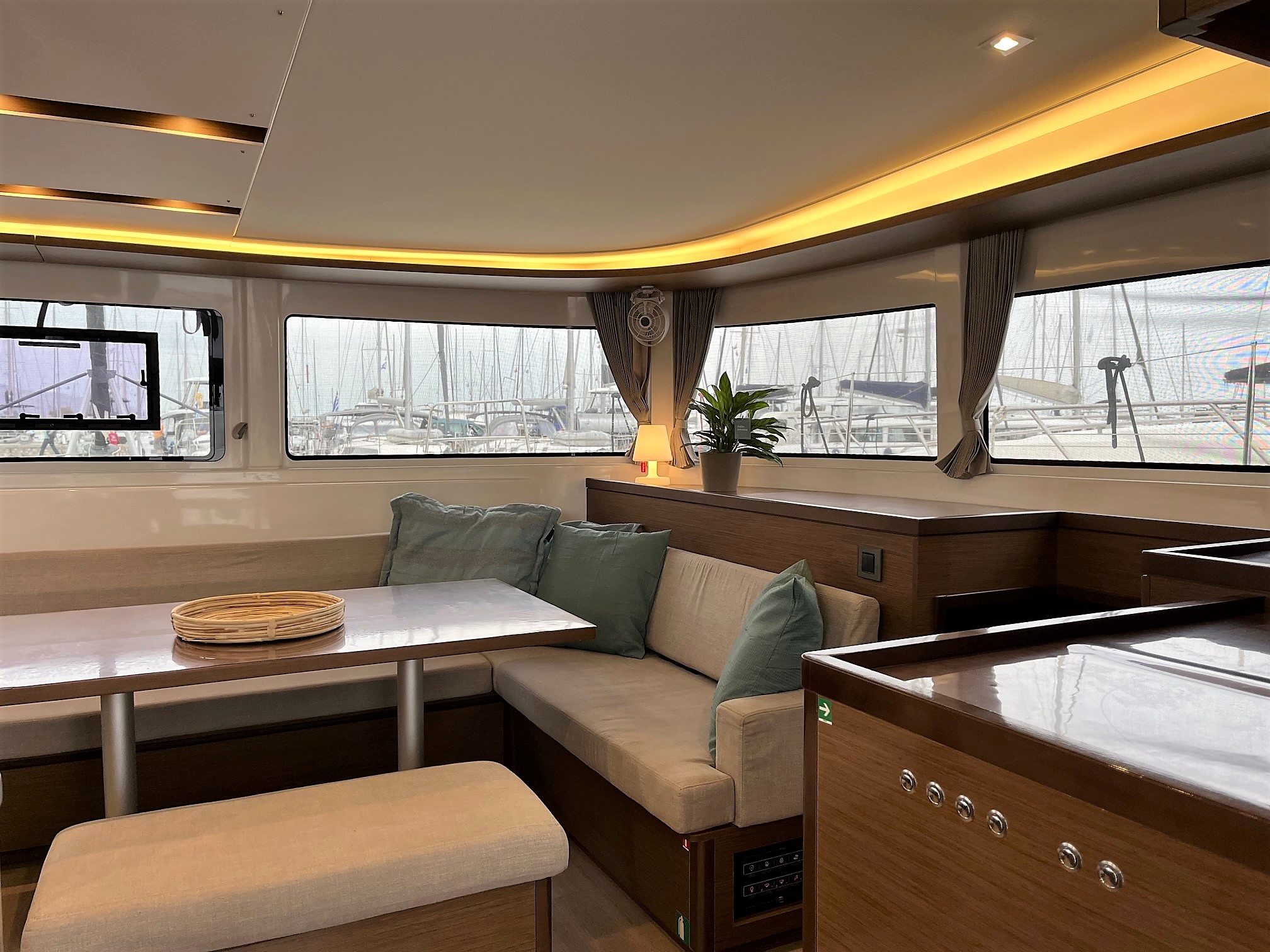 Photo #12 - Lagoon 46 (WHITE PEARL) in Atene - 13713