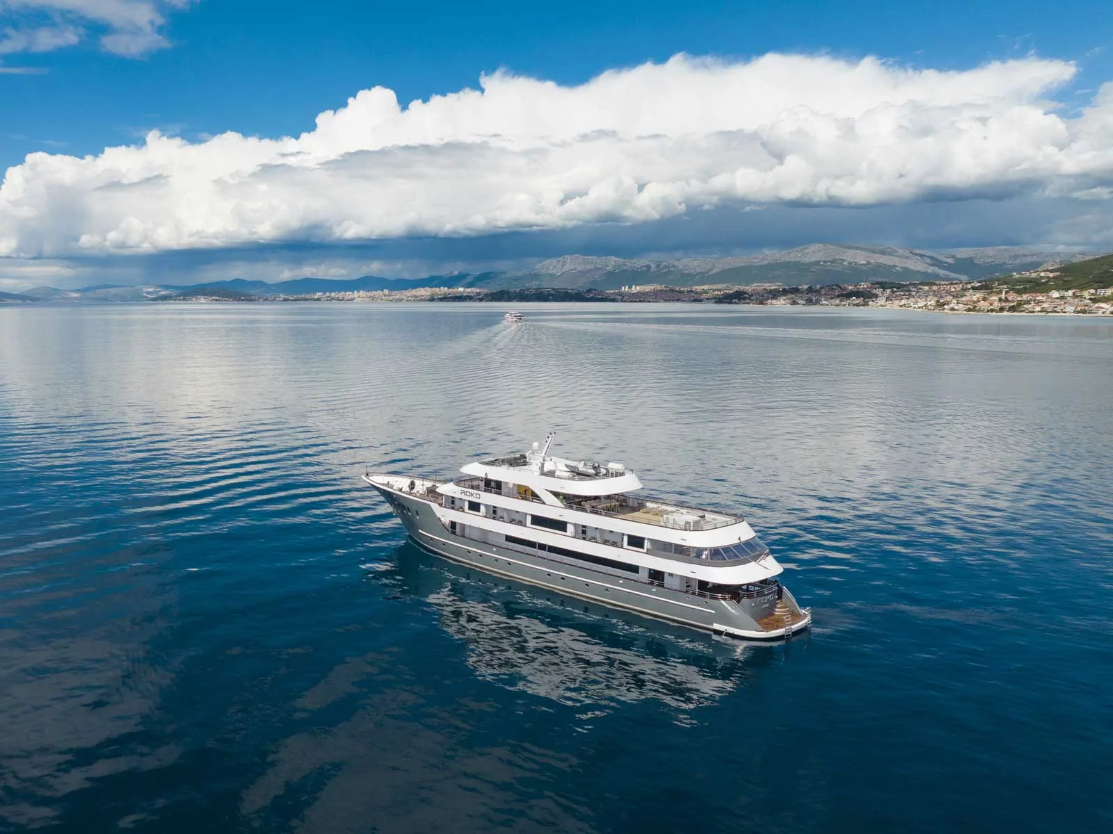 Luxury Motor Yacht (Roko)  - 4