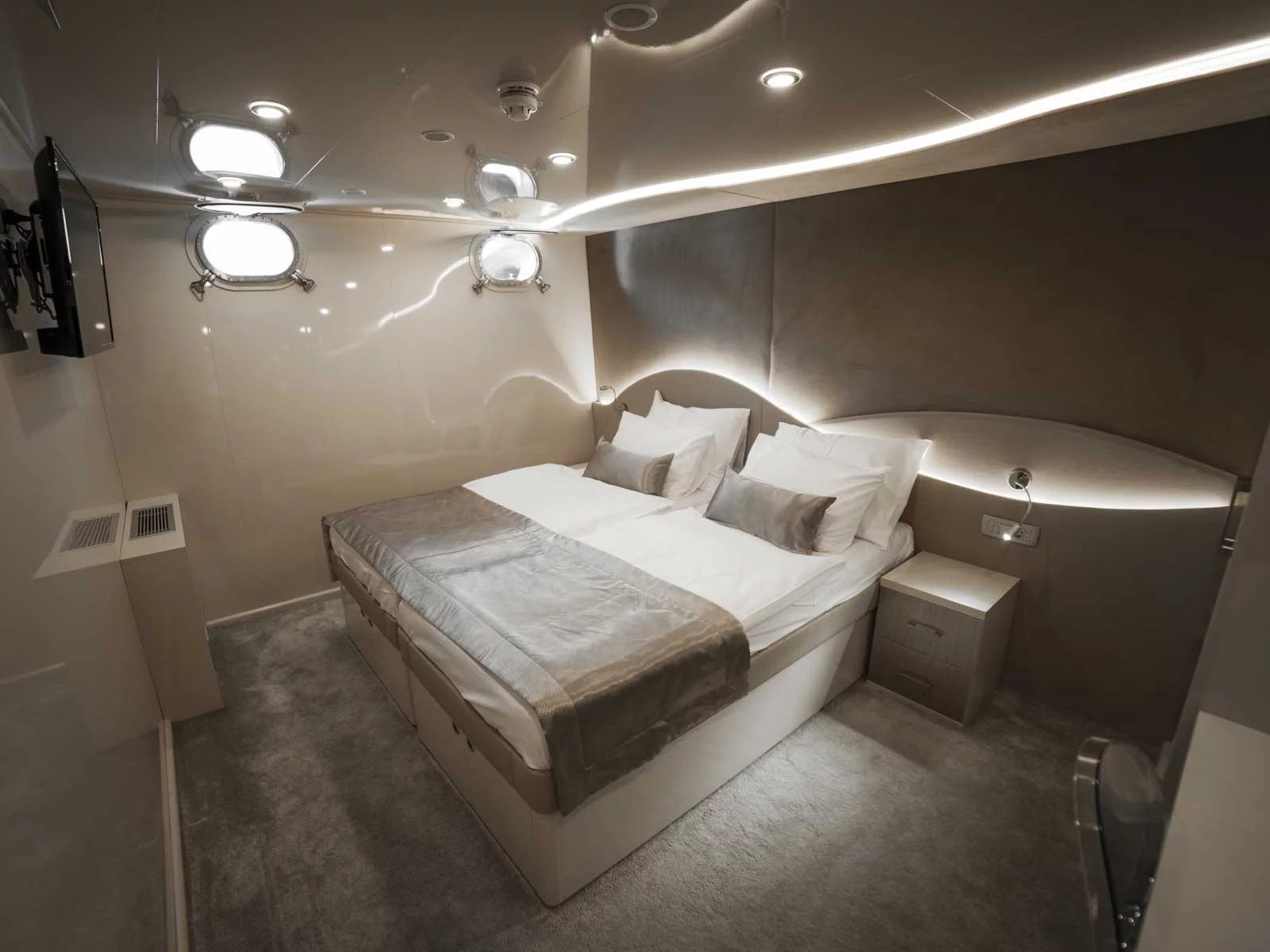 Luxury Motor Yacht (Roko)  - 11