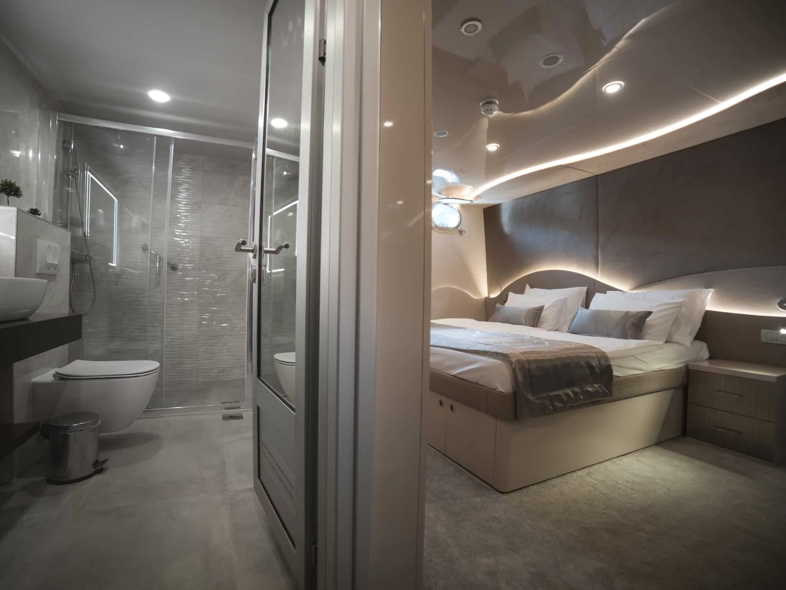 Luxury Motor Yacht (Roko)  - 26