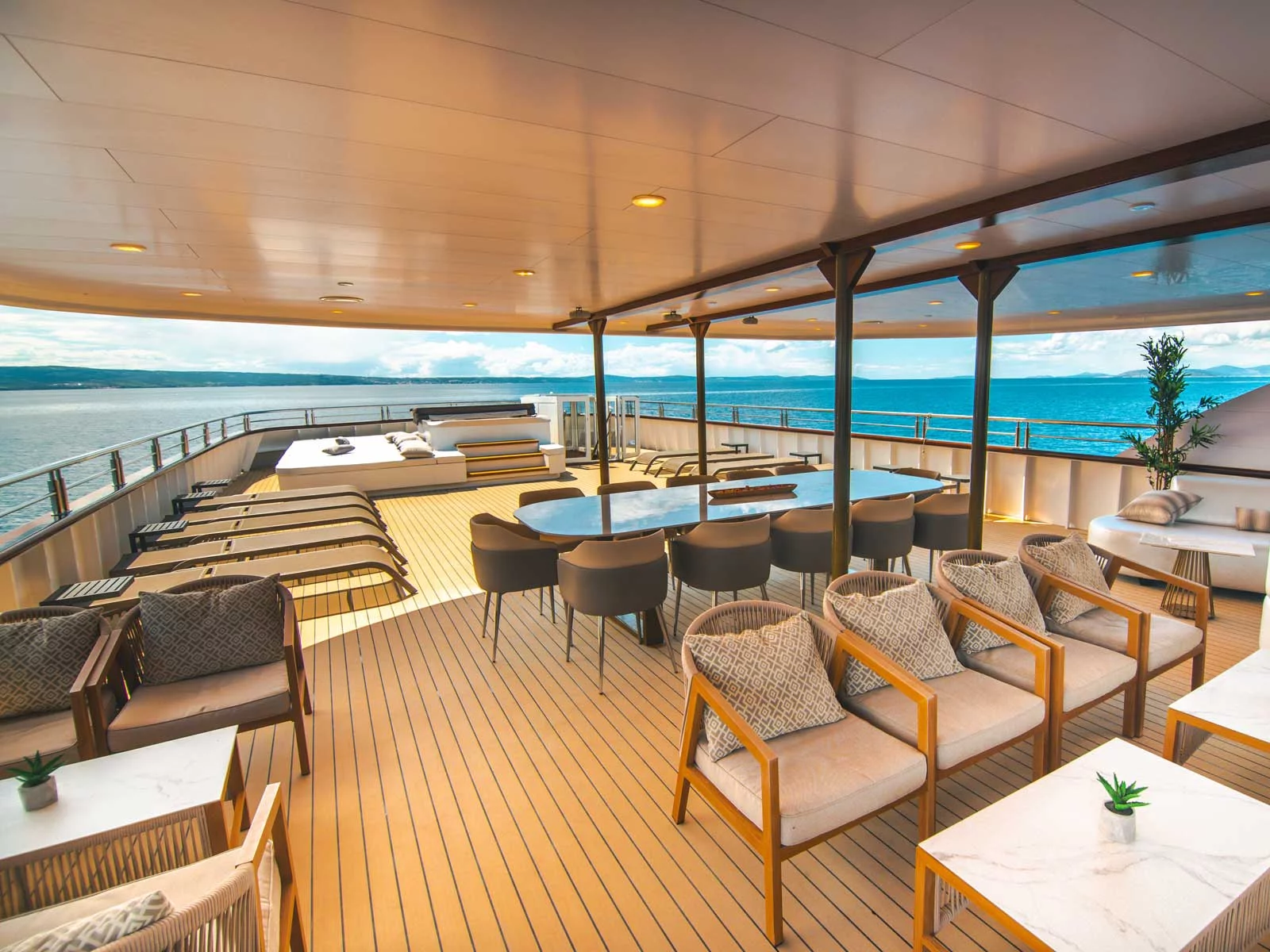 Luxury Motor Yacht (Roko)  - 17