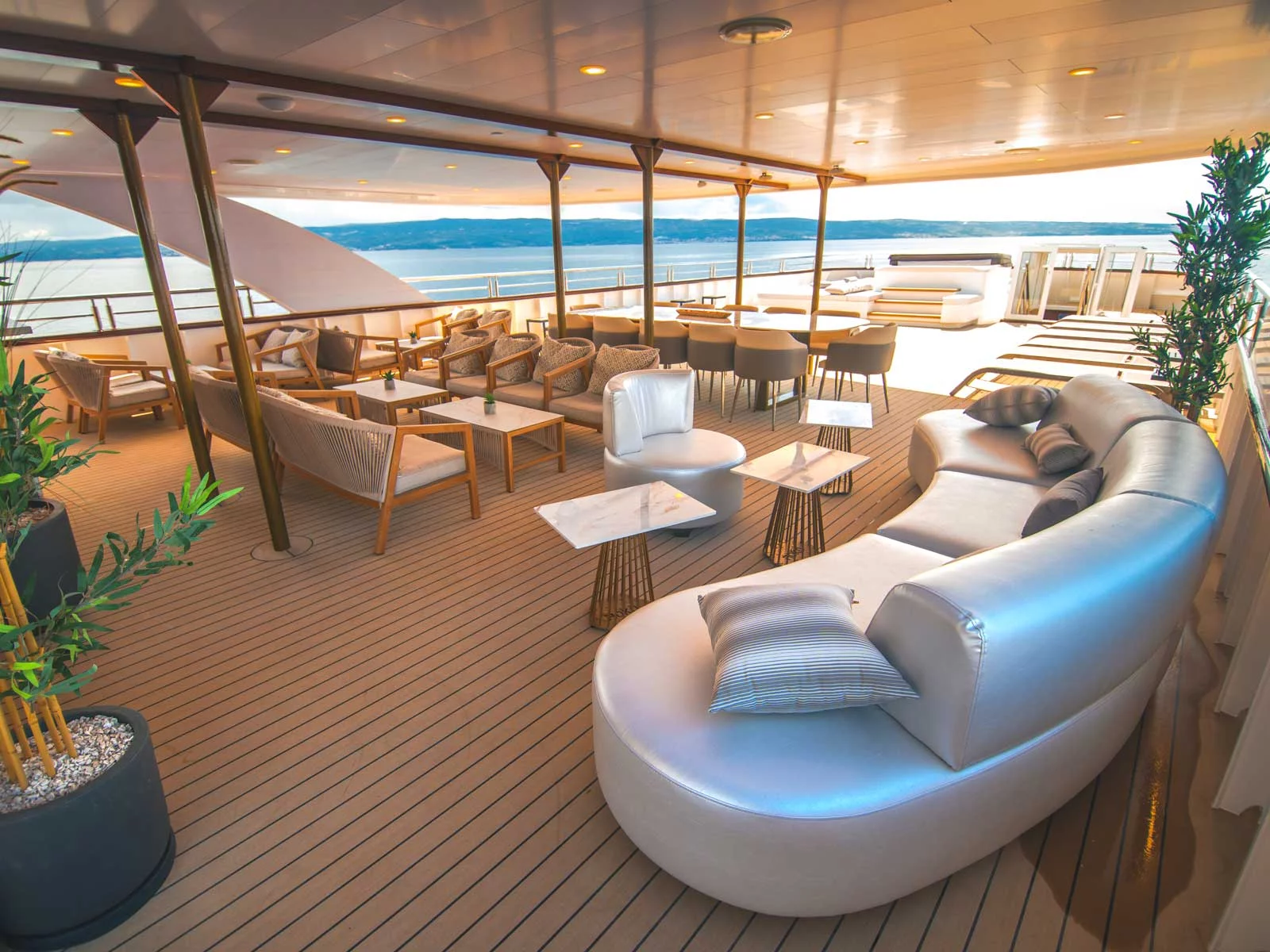 Luxury Motor Yacht (Roko)  - 16