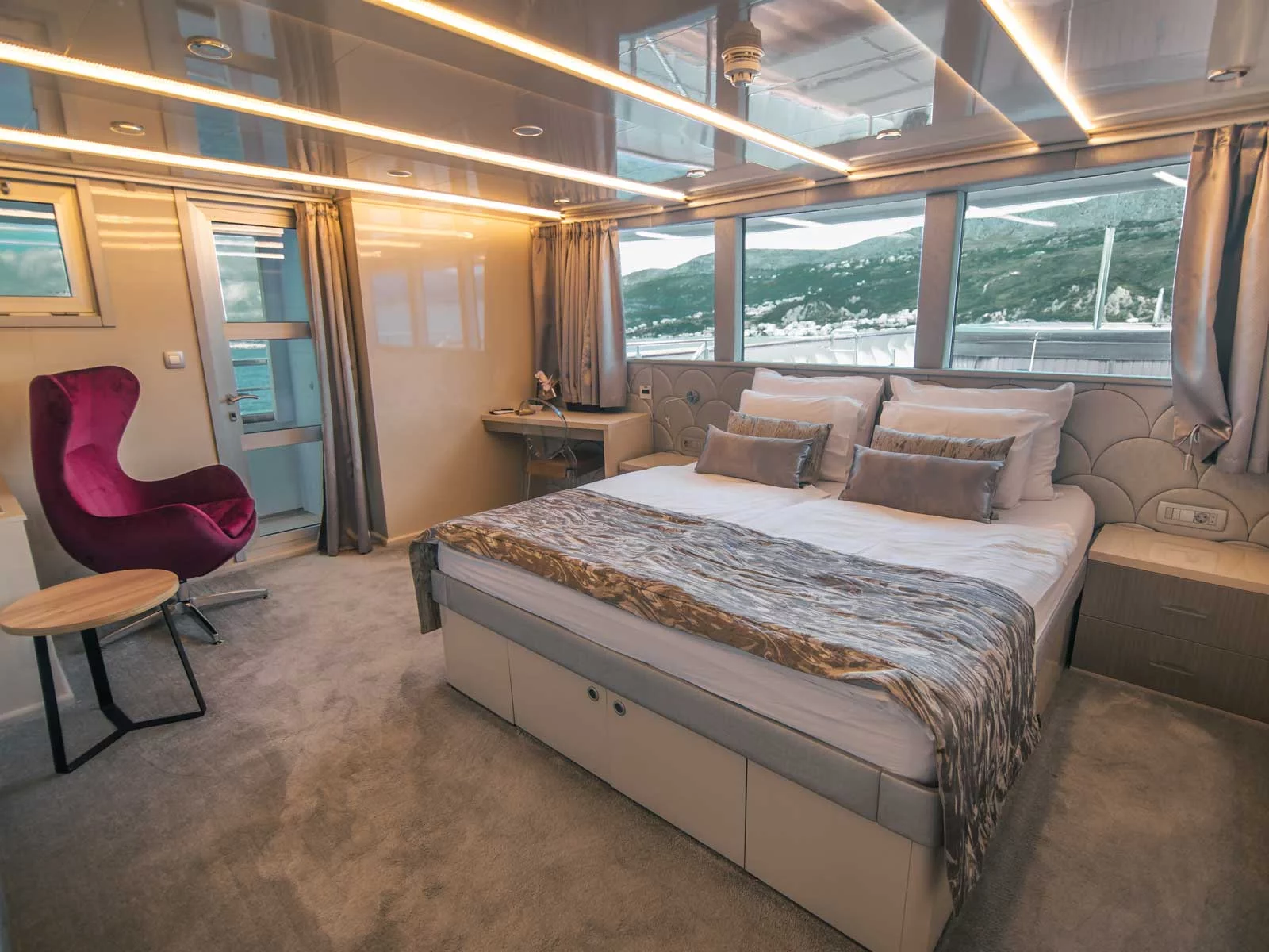 Luxury Motor Yacht (Roko)  - 18