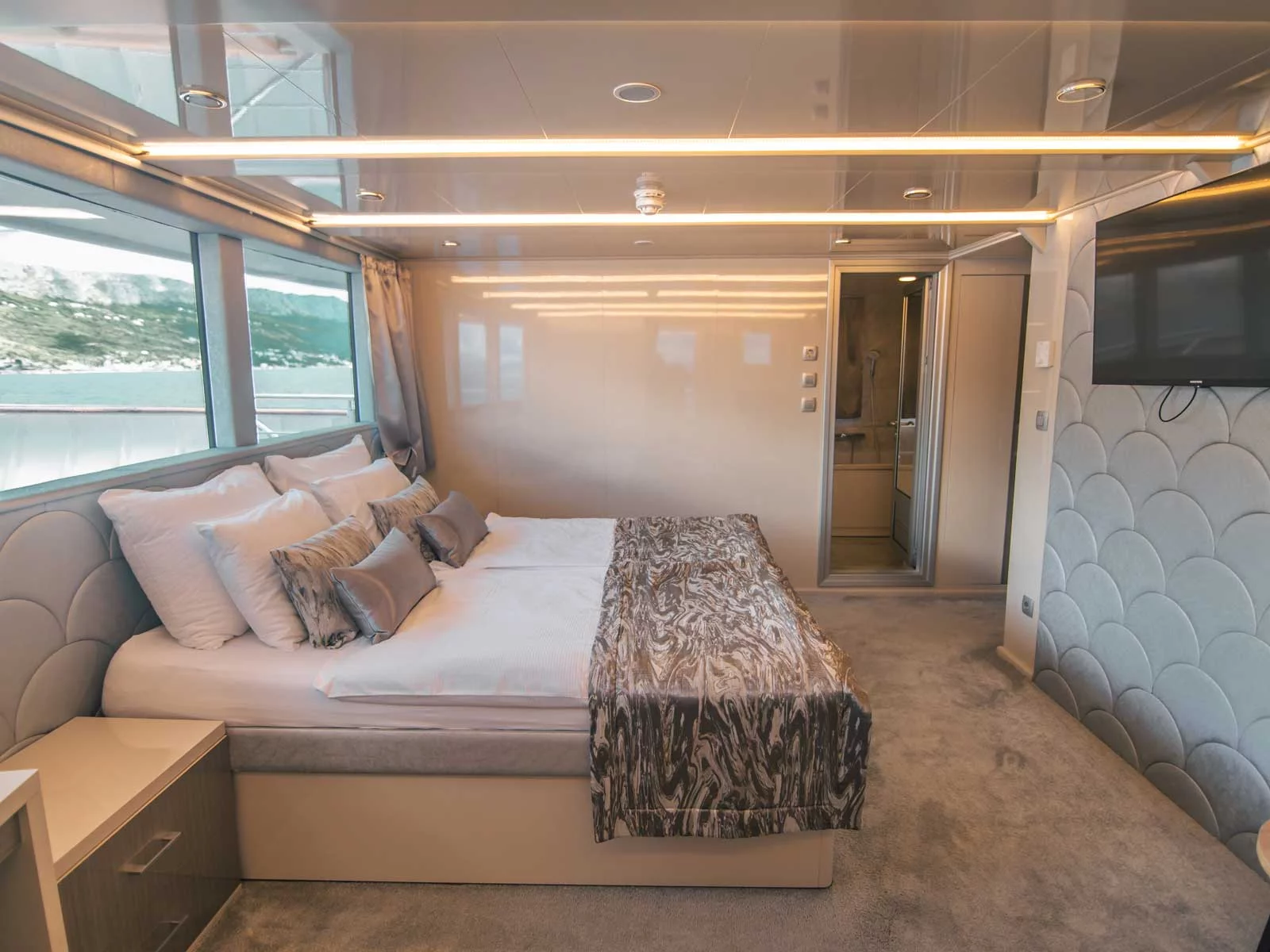 Luxury Motor Yacht (Roko)  - 6