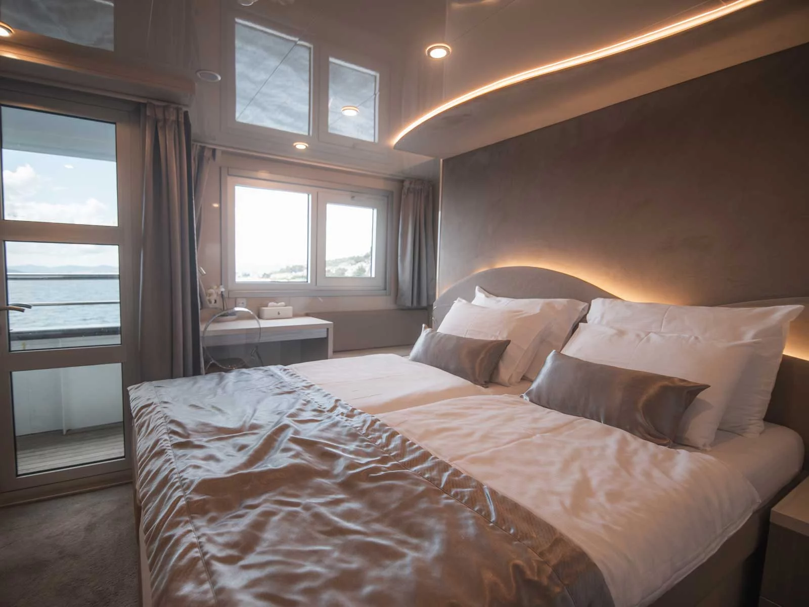 Luxury Motor Yacht (Roko)  - 28