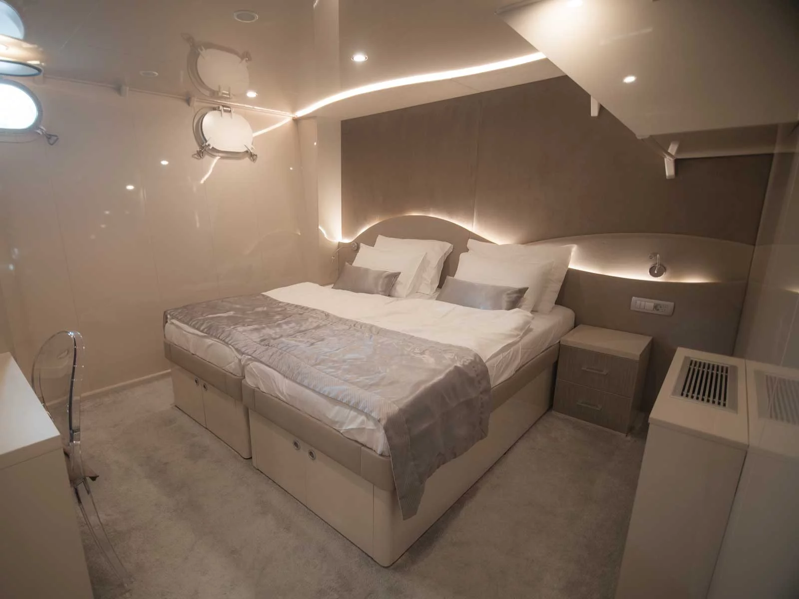 Luxury Motor Yacht (Roko)  - 37