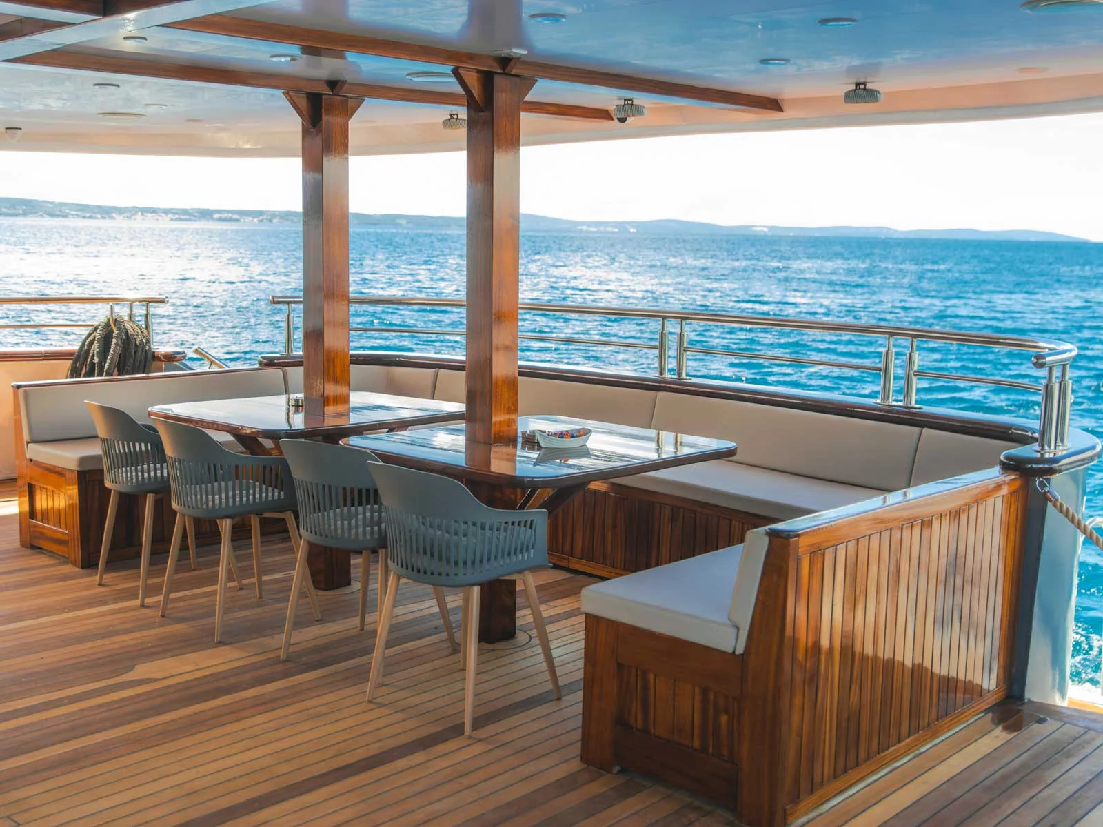 Luxury Motor Yacht (Roko)  - 8