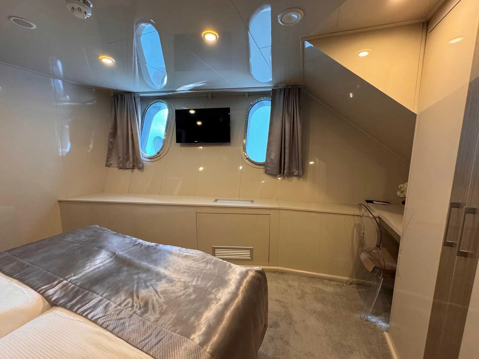 Luxury Motor Yacht (Roko)  - 9