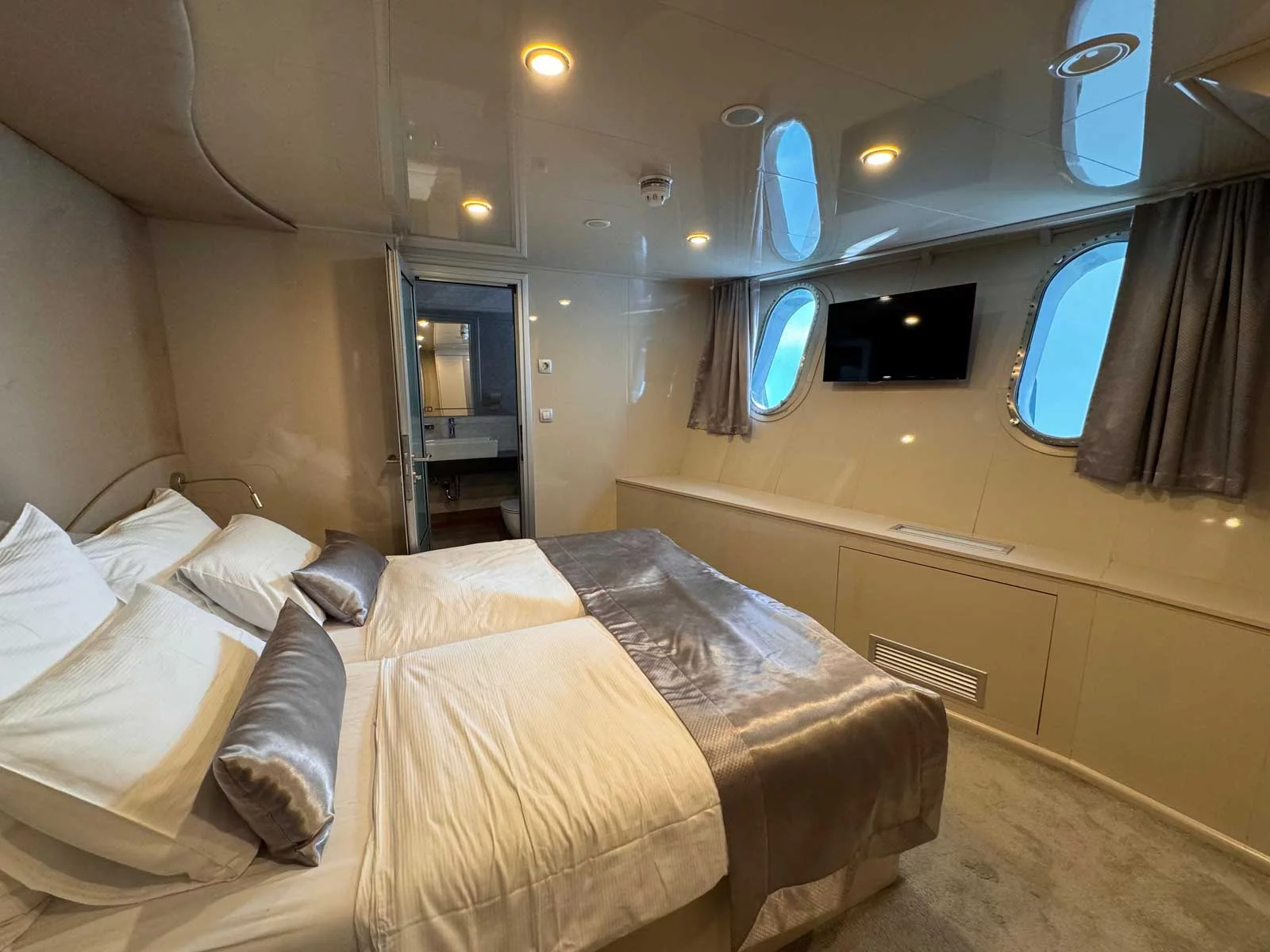Luxury Motor Yacht (Roko)  - 19