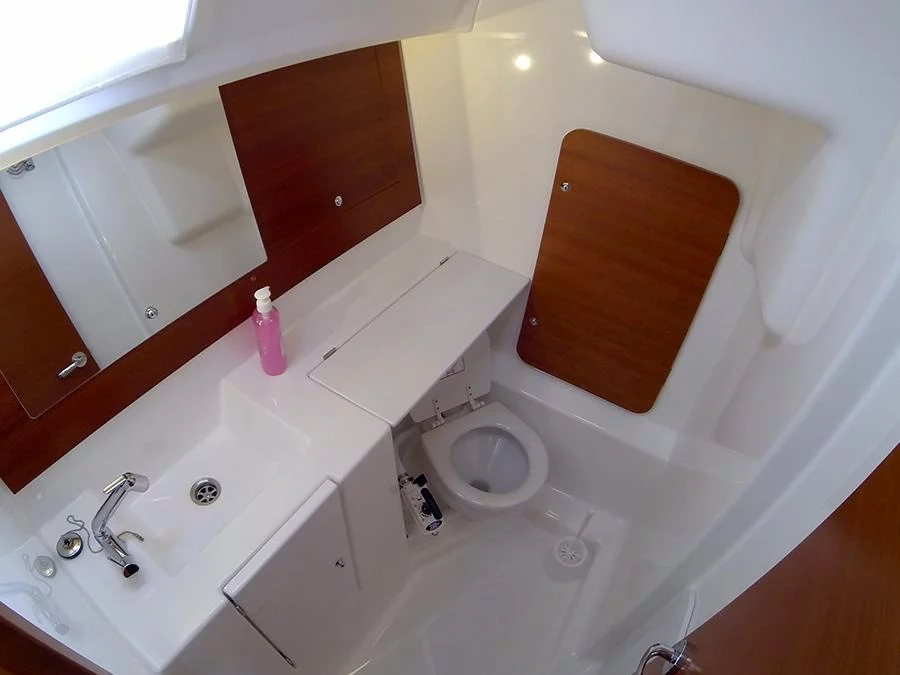 Dufour 335 GL (Lara) Dufour 335 GL bathroom - 19