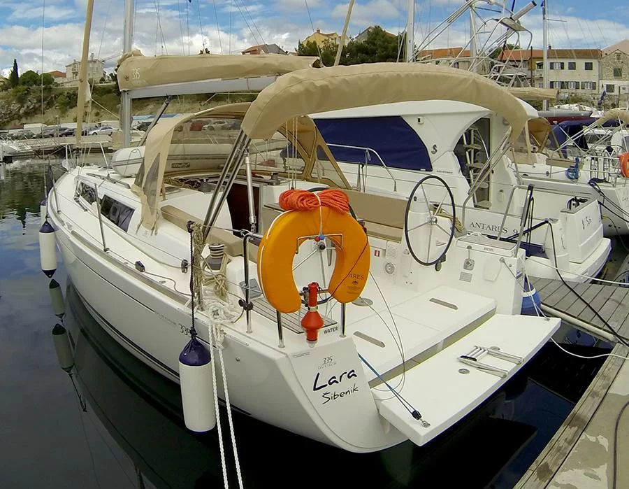 Dufour 335 GL (Lara) Dufour 335 GL cockpit - 23