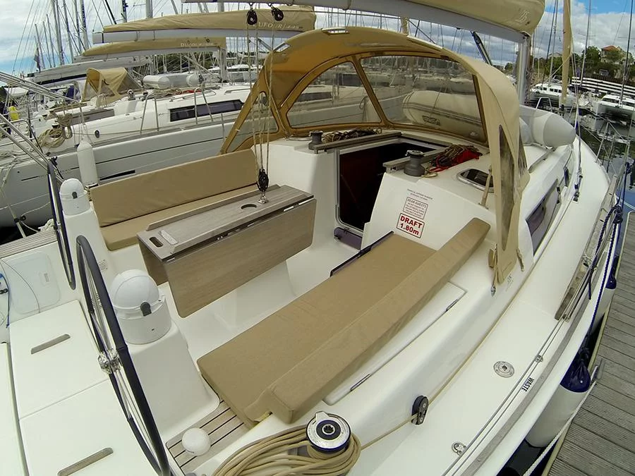 Dufour 335 GL (Lara) Dufour 335 GL cockpit table - 9
