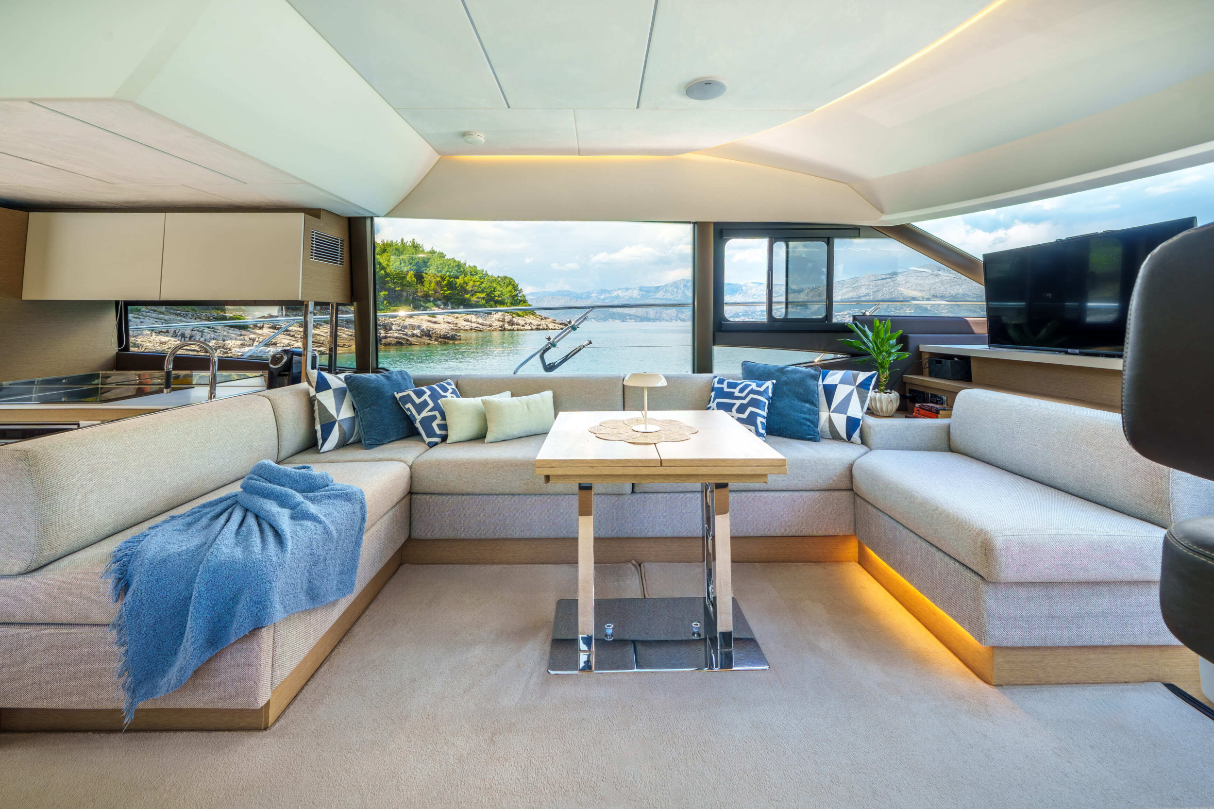 Prestige 590 Fly — photo 10