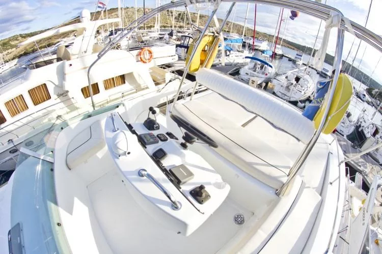 Lagoon Powercat 43 (Perseus 1) 3 - 10