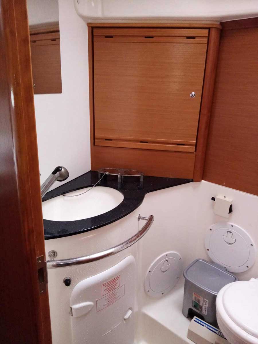 Bavaria 40 Holiday — photo 3