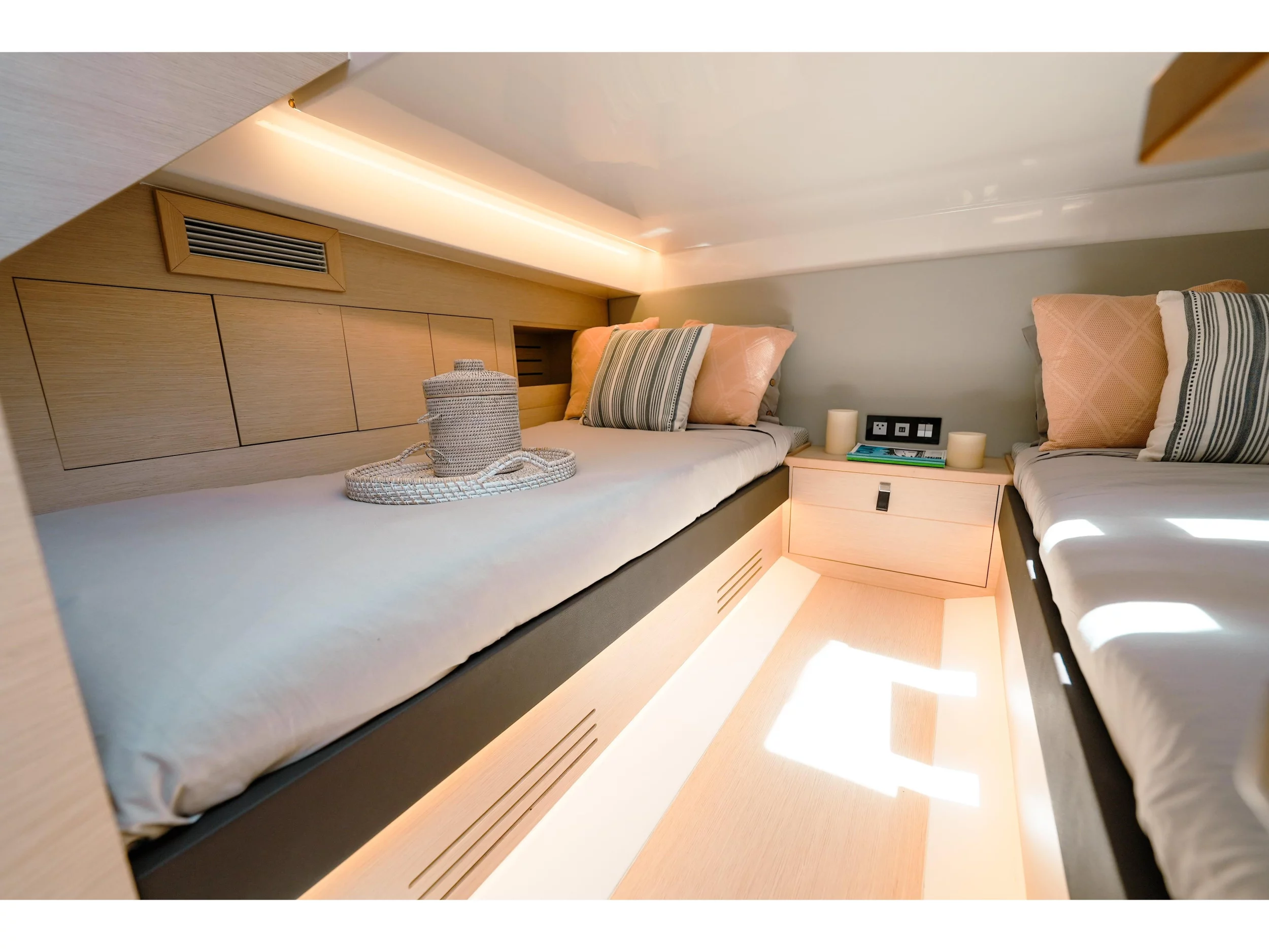 Tesoro T40 (Riviera) Interior image - 3