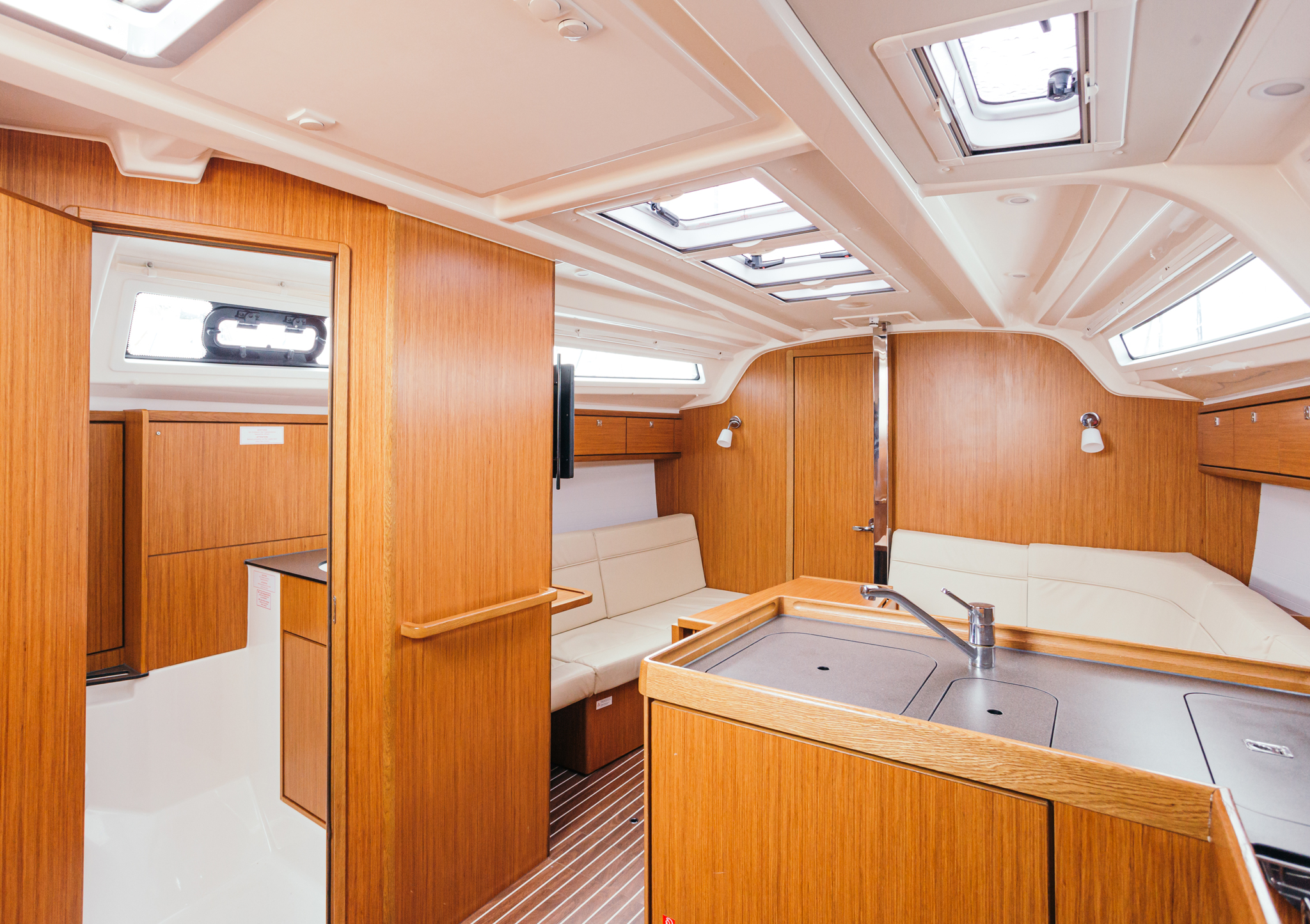 Bavaria Cruiser 37 — photo 10