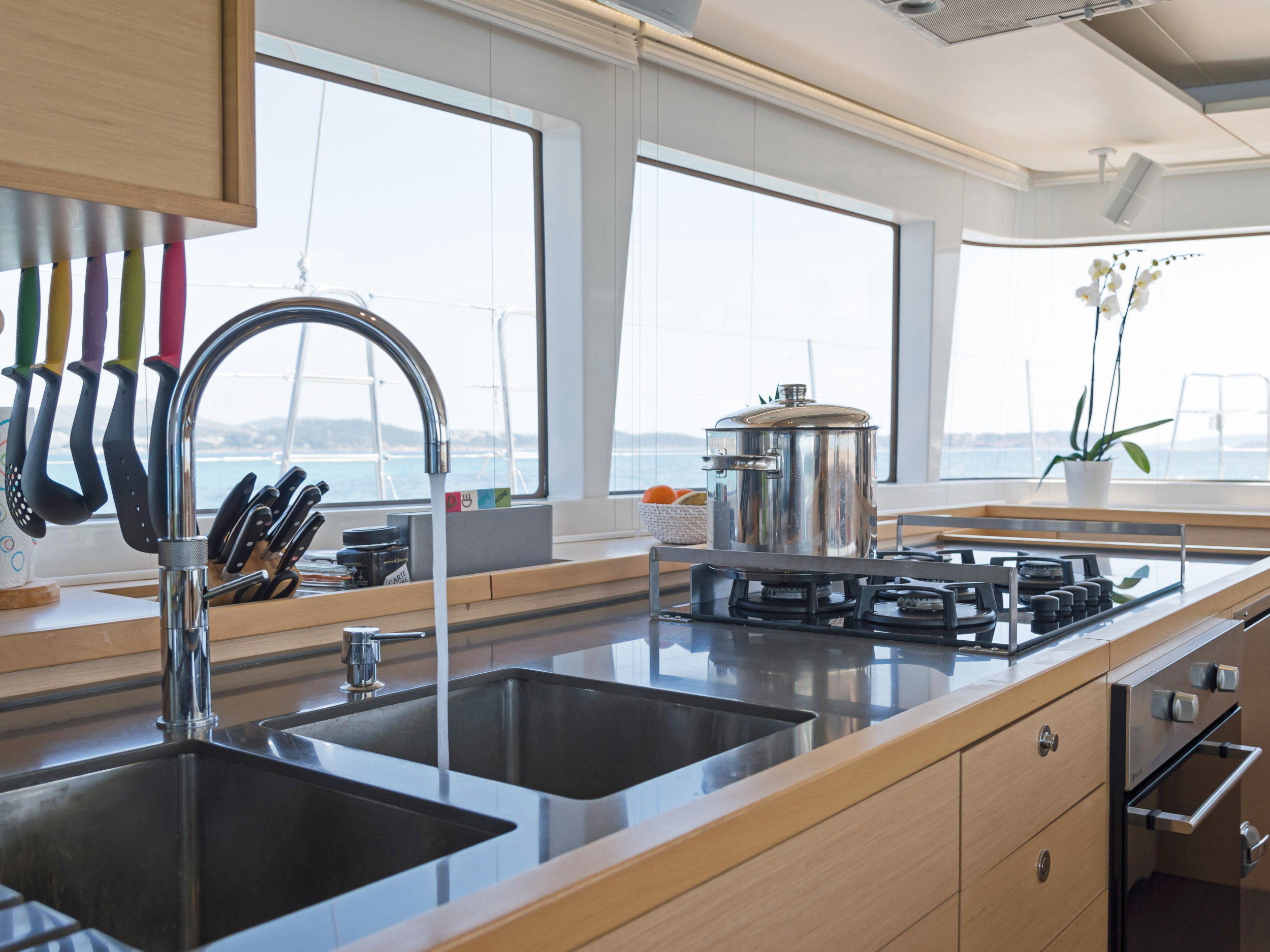 Photo #32 - Lagoon 560 (Cool Breeze) en Marina - 61043