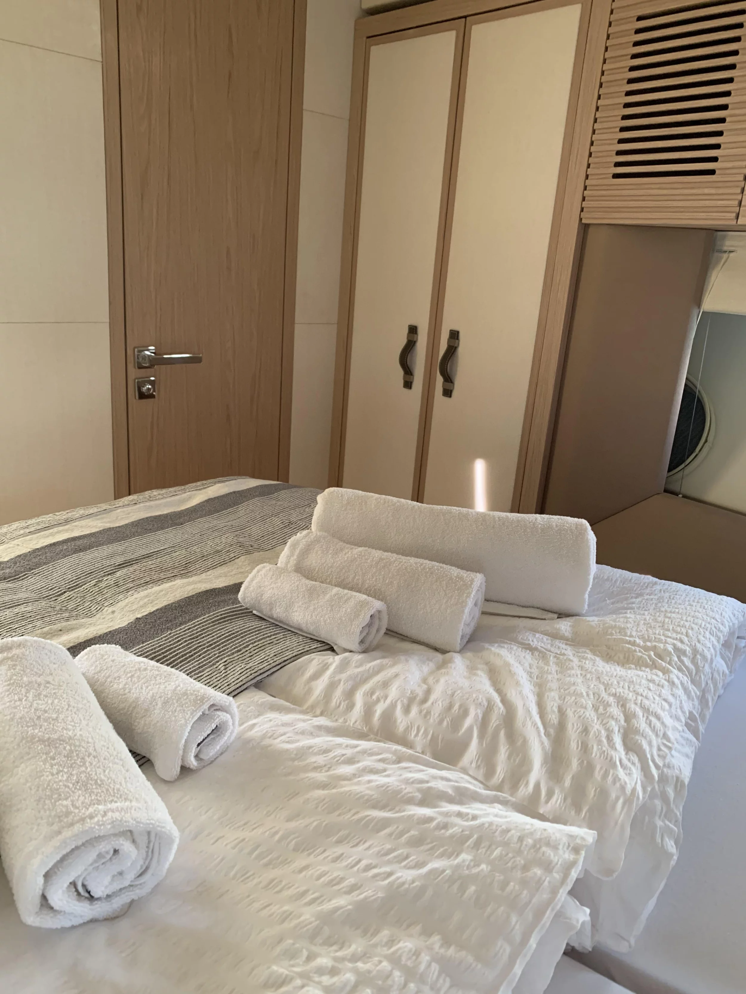 Monte Carlo 5 (Sundowner) stern cabin-closet - 35