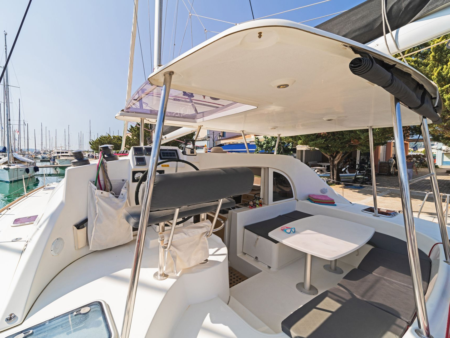 Lagoon 380 — photo 13