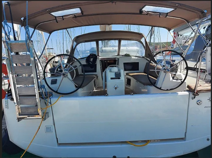 Photo #4 - Sun Odyssey 410 (3 cab.) (MG-SO410-19-VE) in Lavrion - 61857