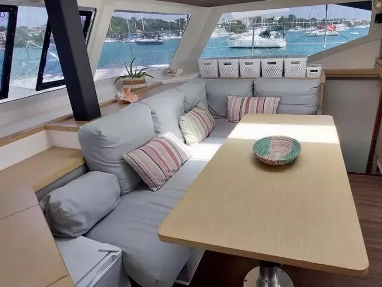 Lucia 40 (Aqua Panda) Interior image - 4