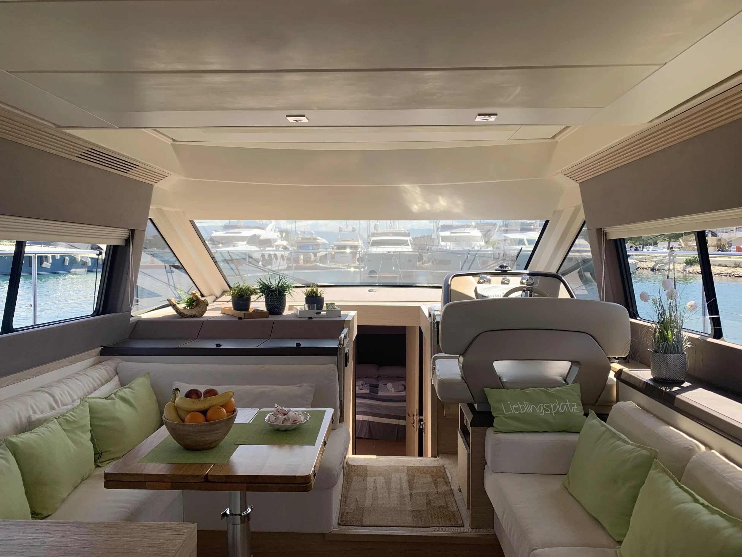 Monte Carlo 5 (Sundowner) cockpit - 37