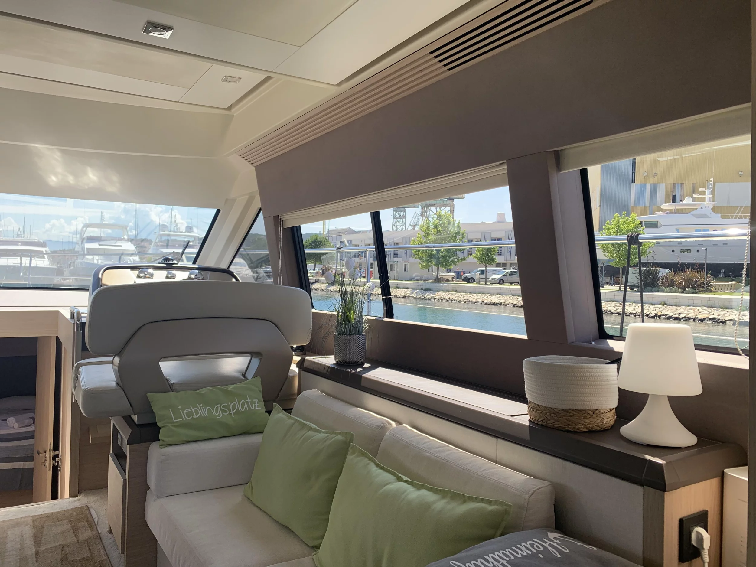 Monte Carlo 5 (Sundowner) cockpit - 2