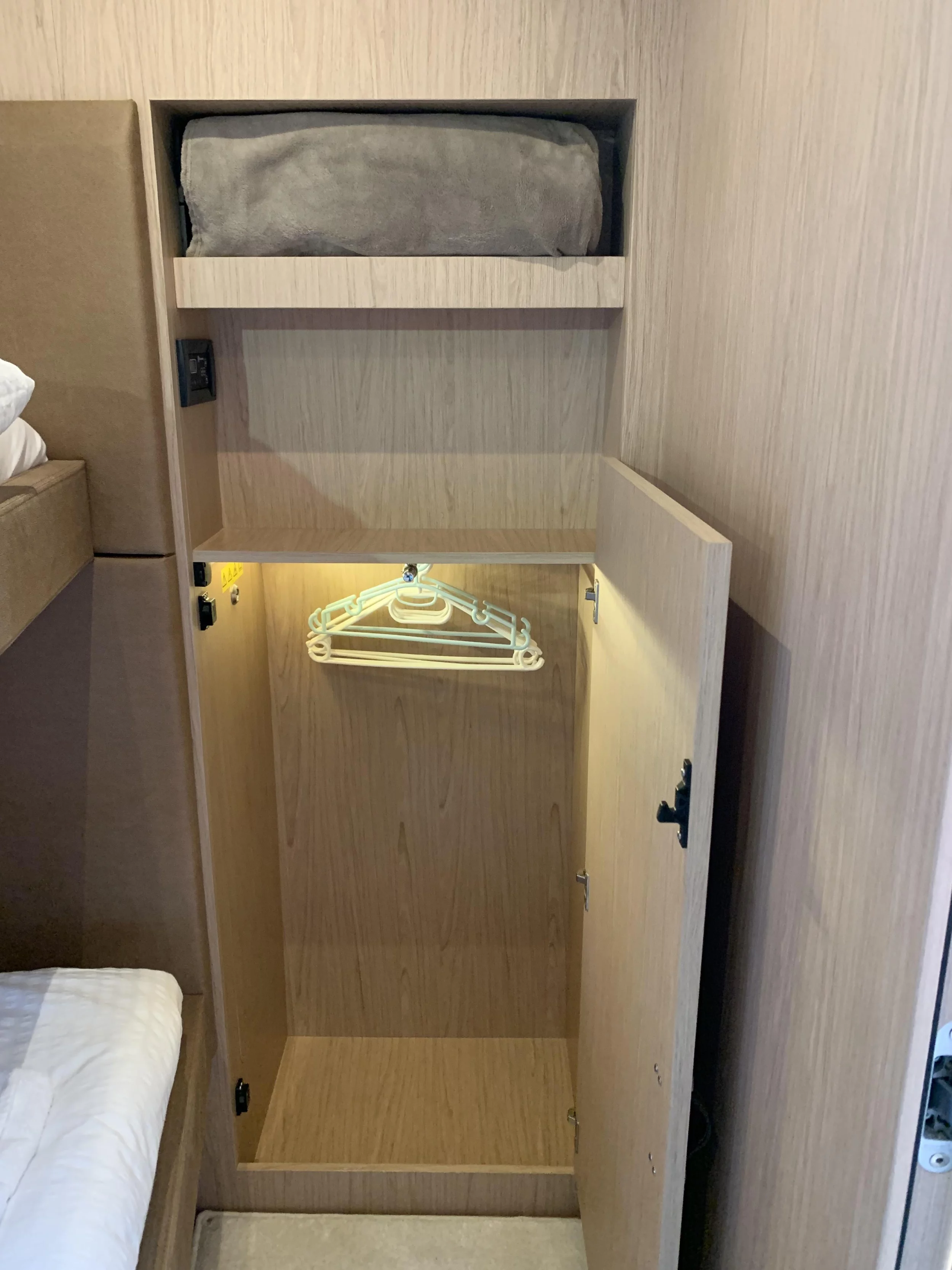 Monte Carlo 5 (Sundowner) 3rd cabin closet - 17