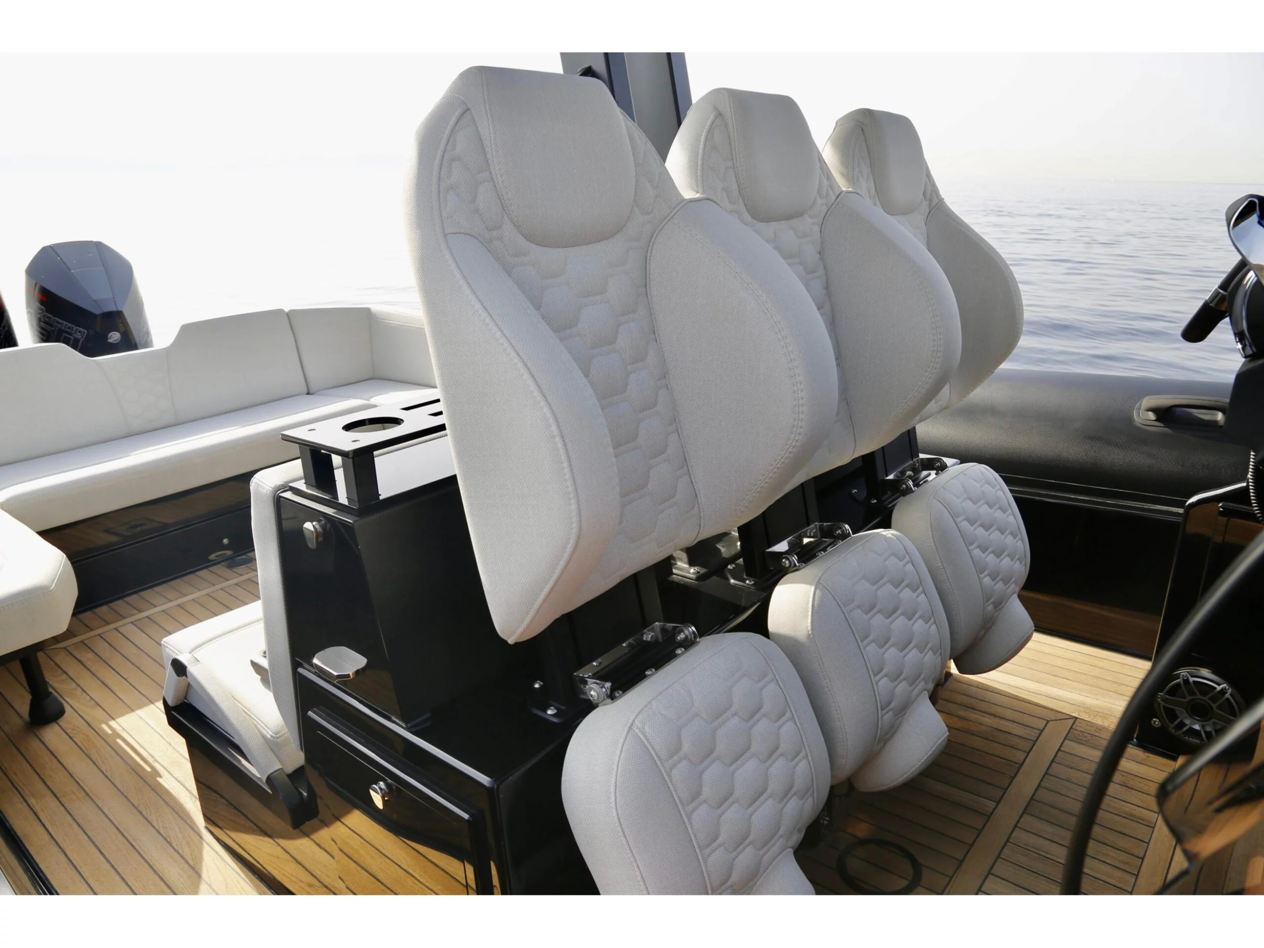 Explorer 40 (40 Yaloou Thunder) Interior image - 4