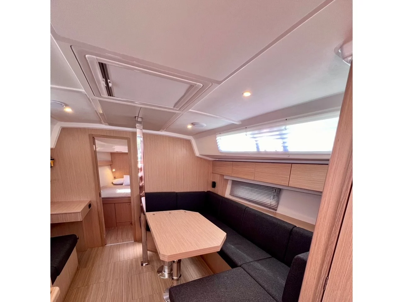 Bavaria C42 (SIROCO) Interior image - 7