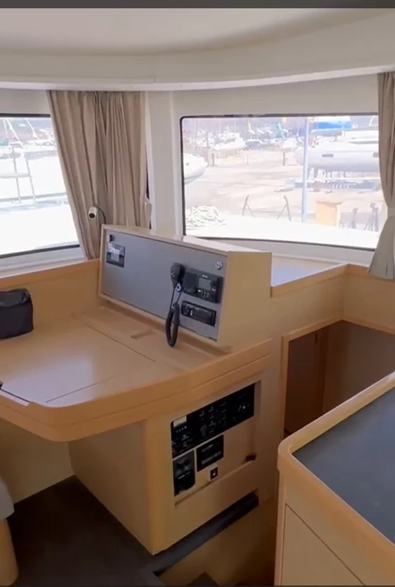 Lagoon 42 (ALBERTINA 2025 refit -, , Solar, Electric winch, remote control gangway)  - 9