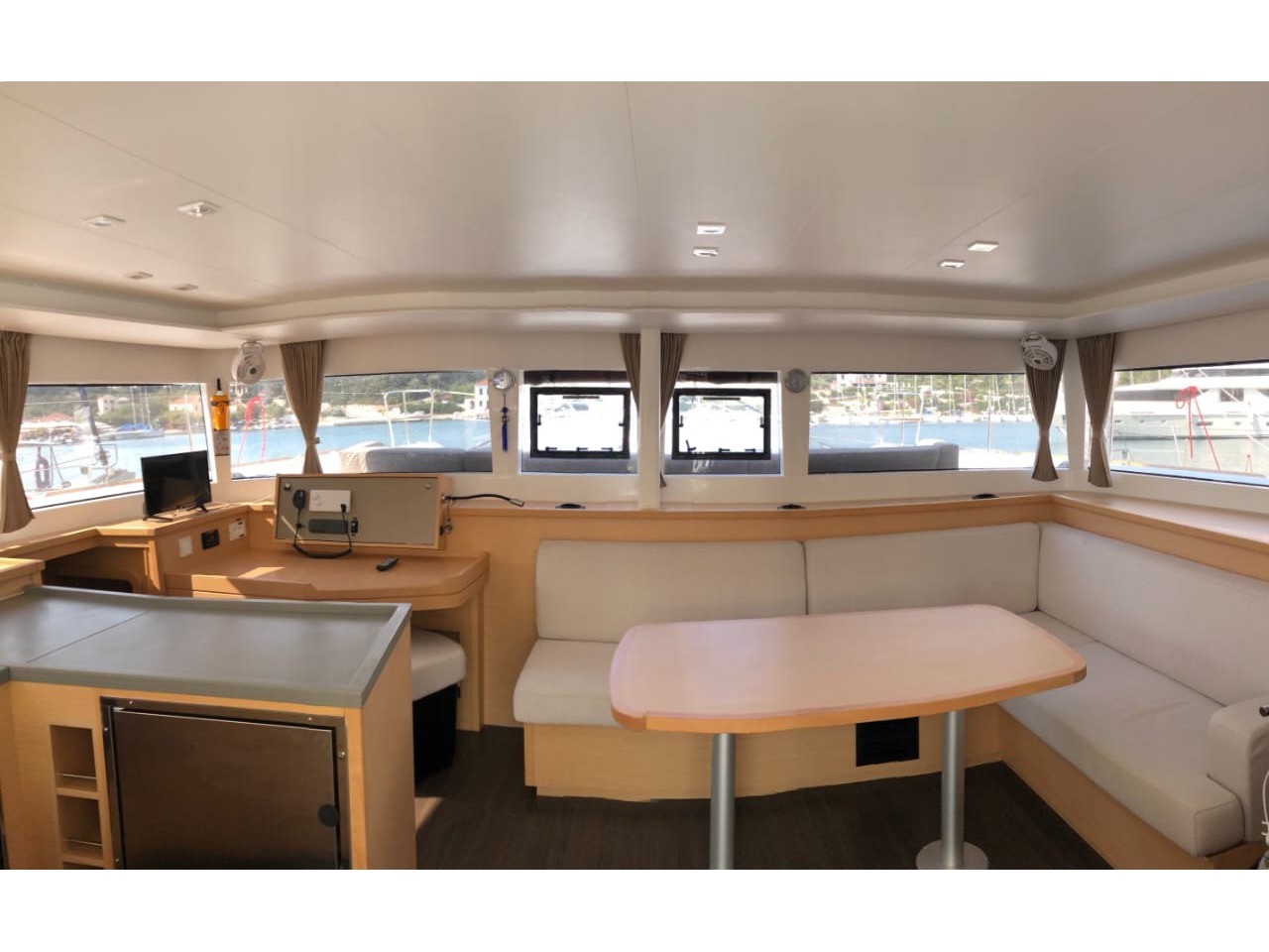 Lagoon 450 Fly — photo 2