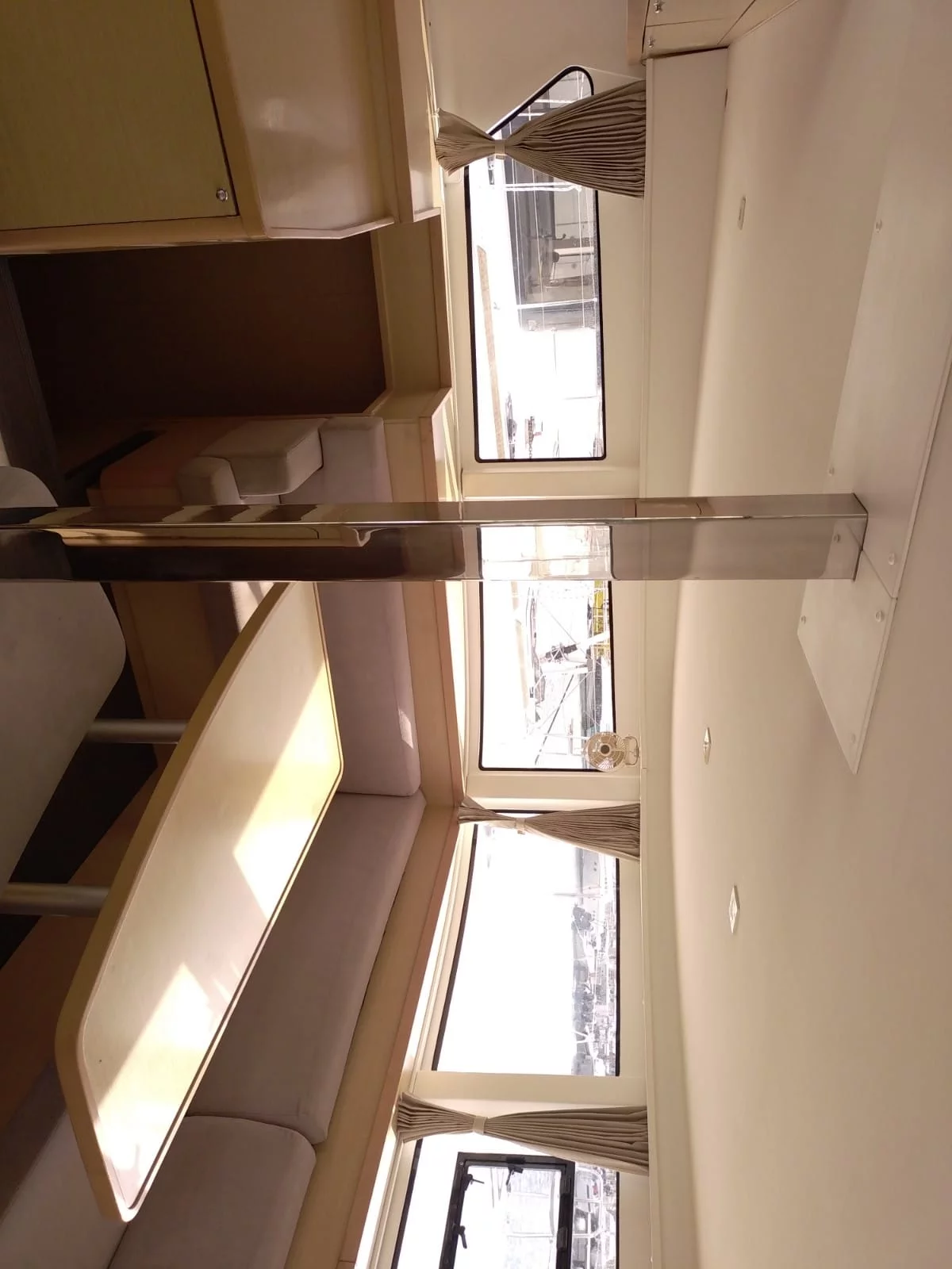 Lagoon 42 (Martine) Saloon 1 - 6