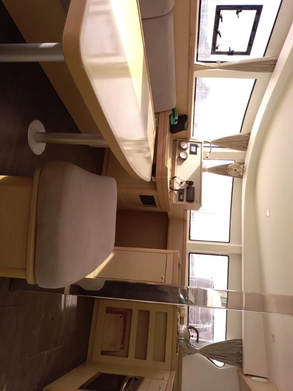 Lagoon 42 (Martine) Saloon 3 - 5