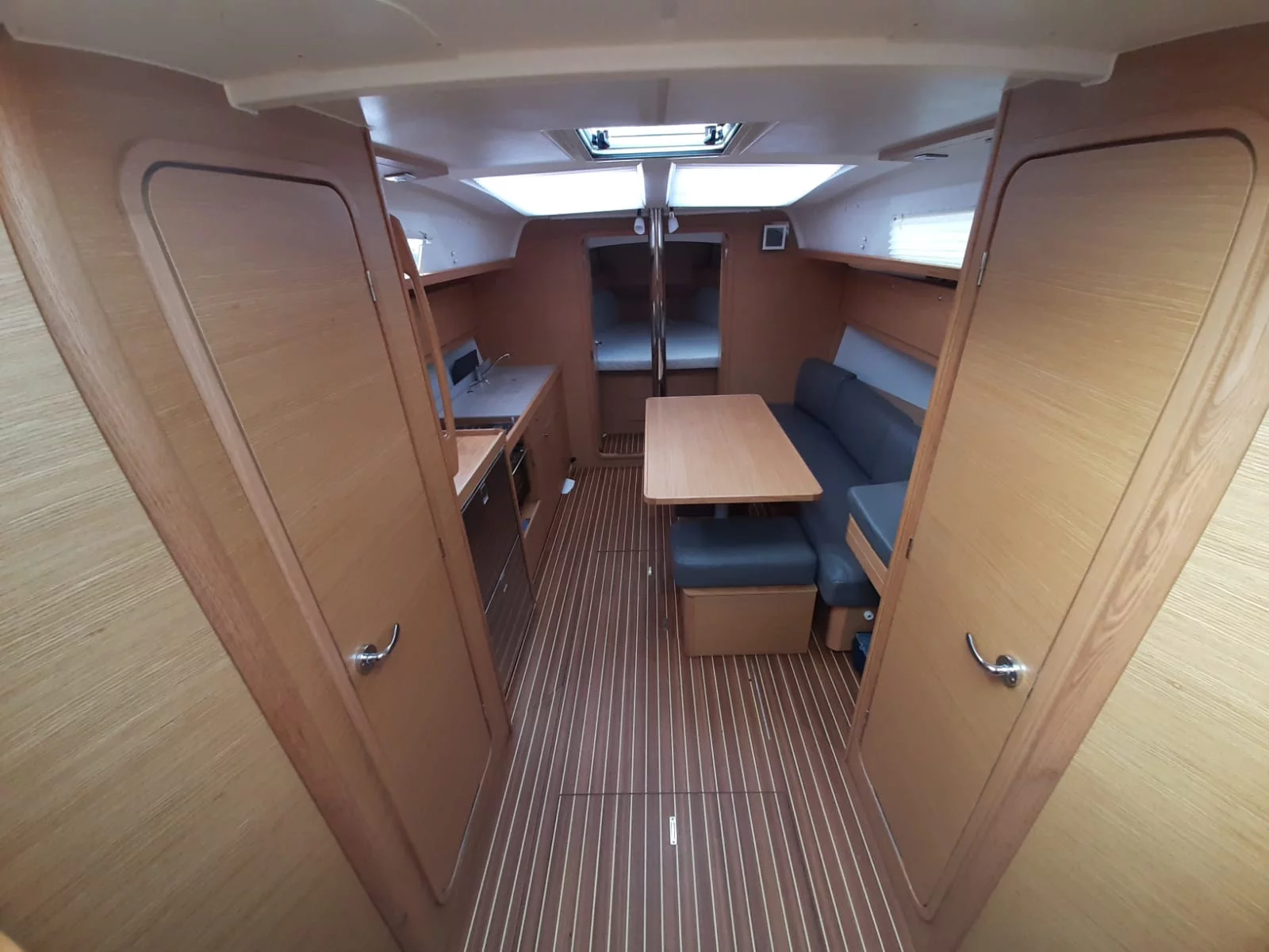 Dufour 382 Grand Large (Shira) Interior image - 2